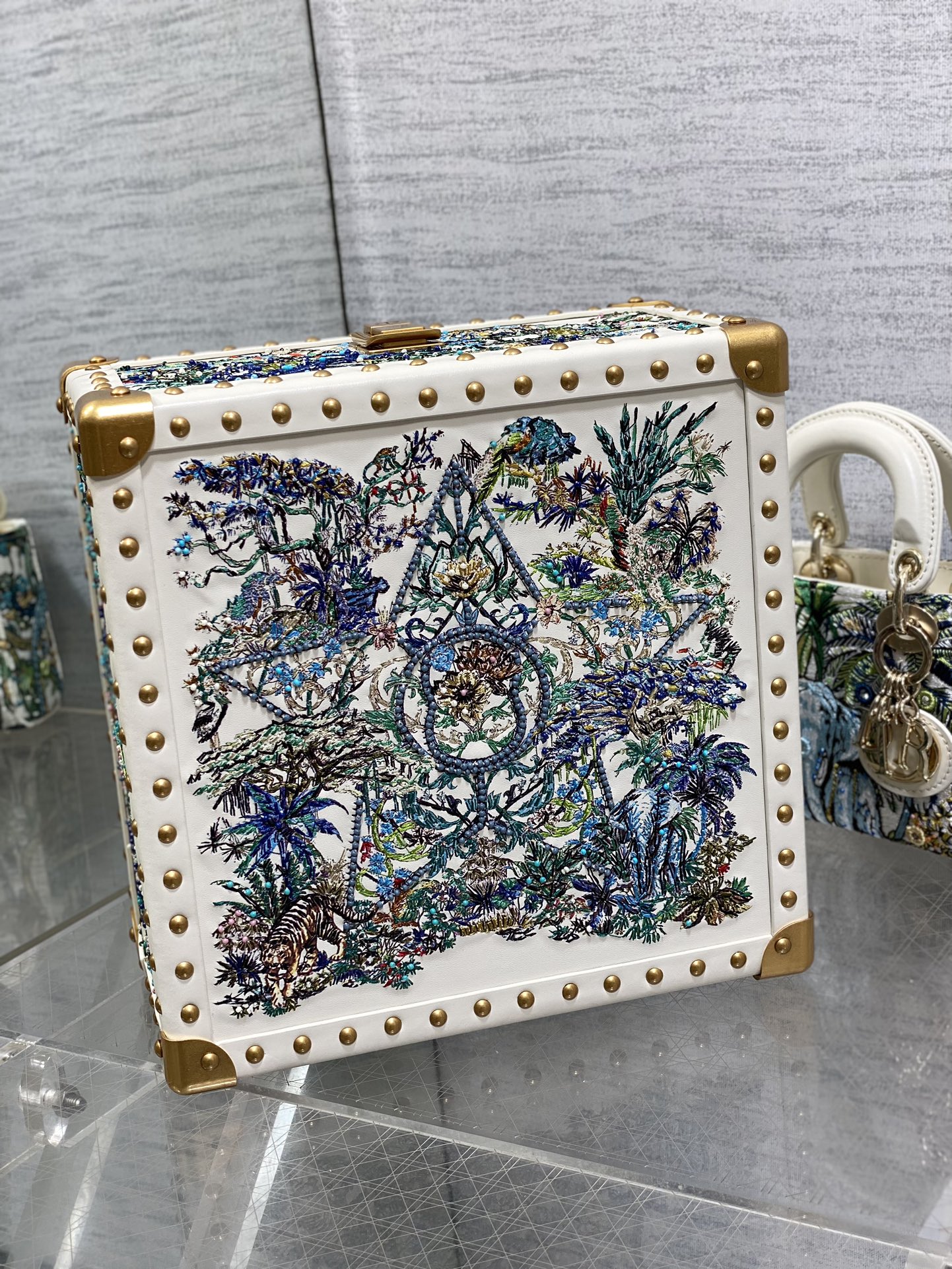 Dior 高仿白色刺繡迷你手提包 動物圖騰設計限量風格款| 9 Dior 高仿白色刺繡迷你手提包 動物圖騰設計限量風格款
