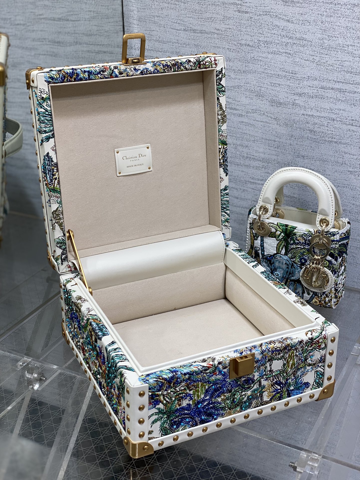 Dior 高仿白色刺繡迷你手提包 動物圖騰設計限量風格款| 8 Dior 高仿白色刺繡迷你手提包 動物圖騰設計限量風格款