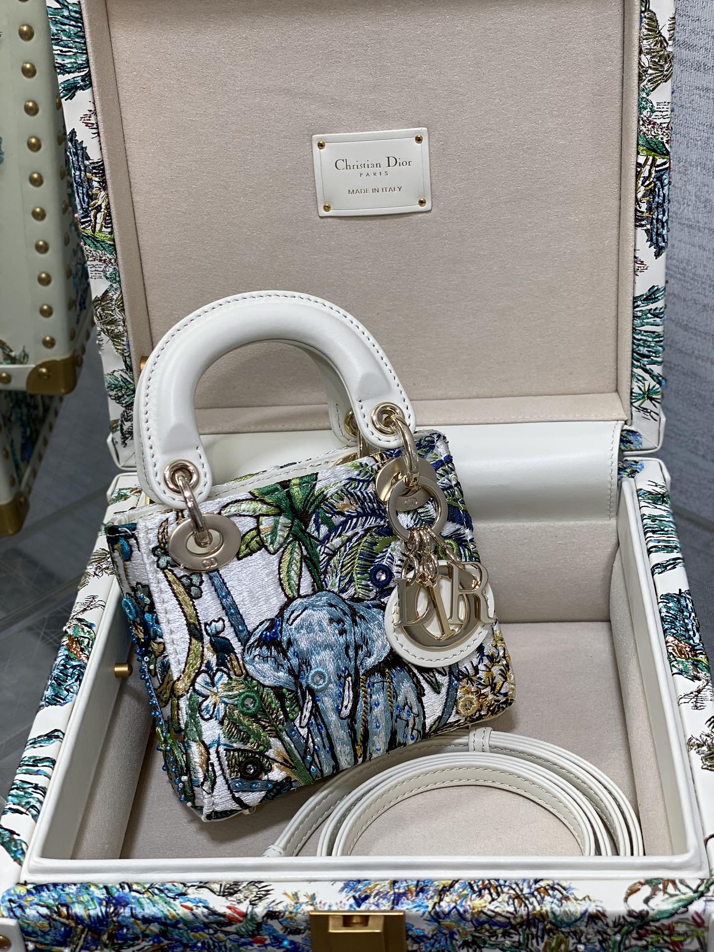 Dior 高仿白色刺繡迷你包 叢林動物圖騰限量珍藏版| 14 Dior 高仿白色刺繡迷你包 叢林動物圖騰限量珍藏版