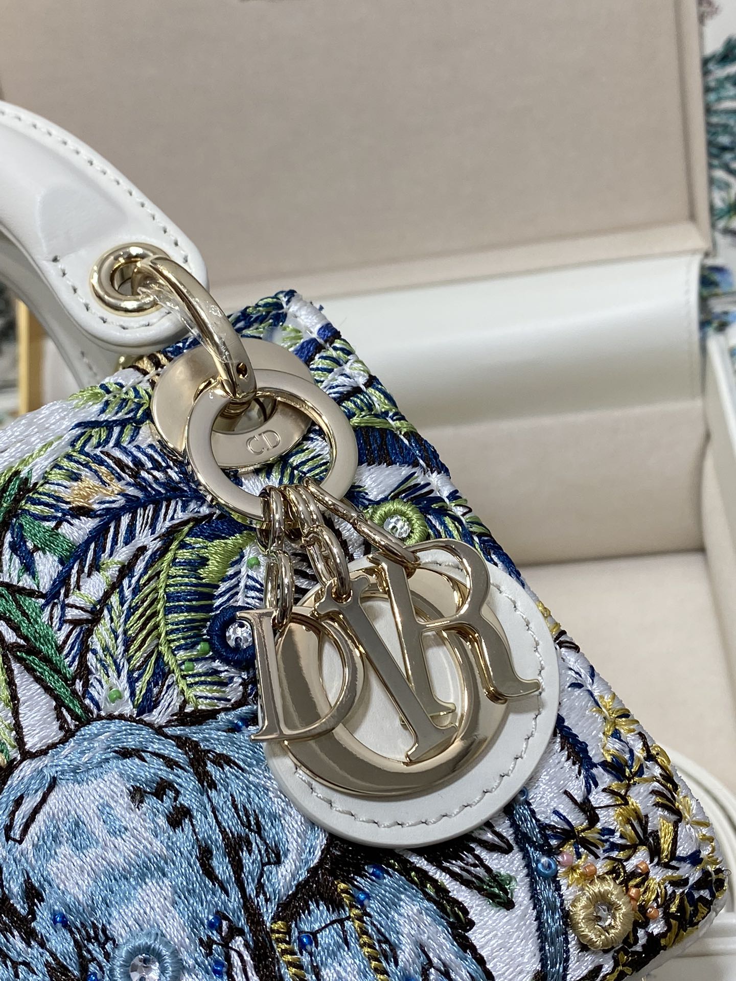 Dior 高仿白色刺繡迷你包 叢林動物圖騰限量珍藏版| 13 Dior 高仿白色刺繡迷你包 叢林動物圖騰限量珍藏版
