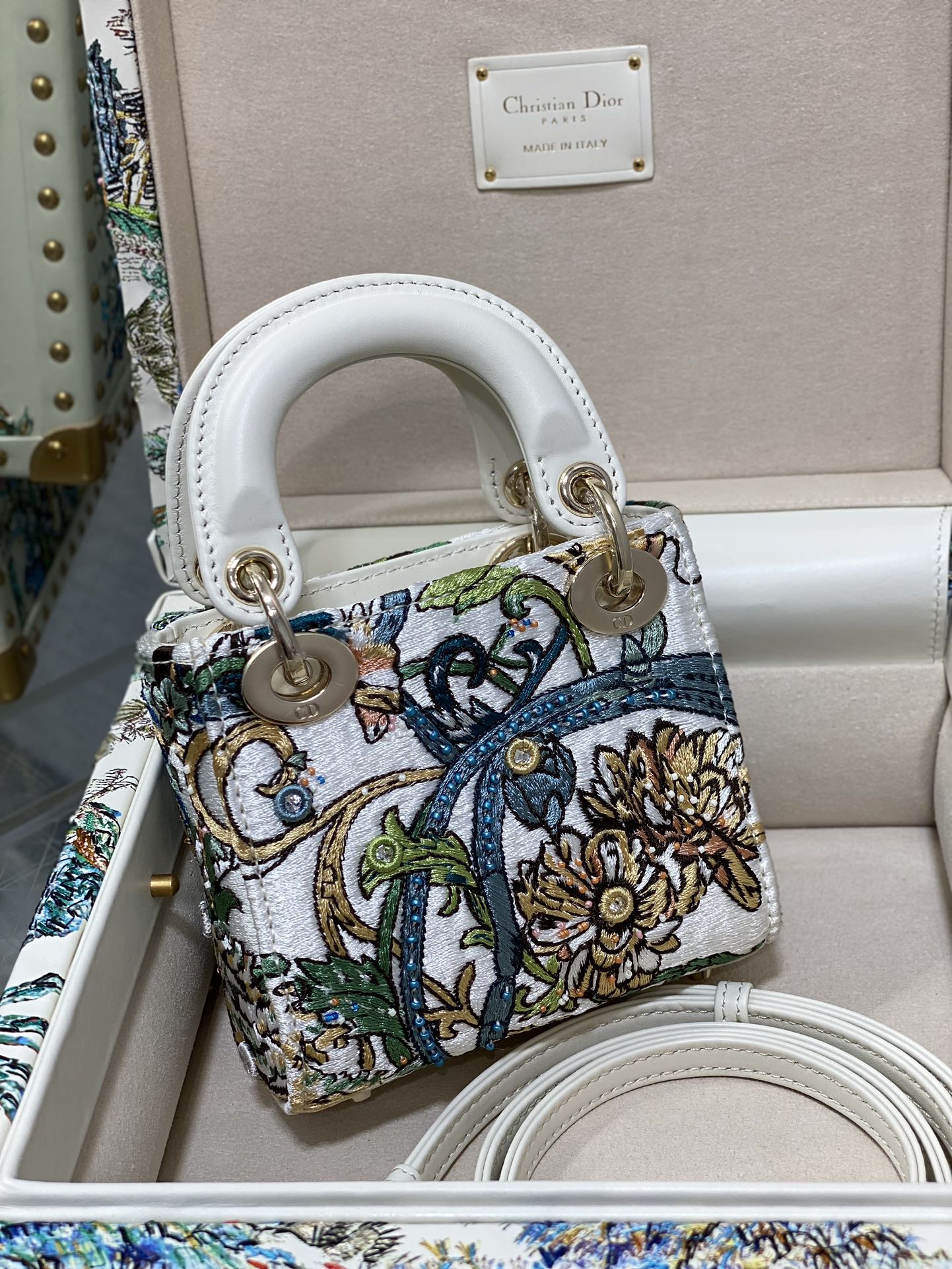 Dior 高仿白色刺繡迷你包 叢林動物圖騰限量珍藏版| 12 Dior 高仿白色刺繡迷你包 叢林動物圖騰限量珍藏版