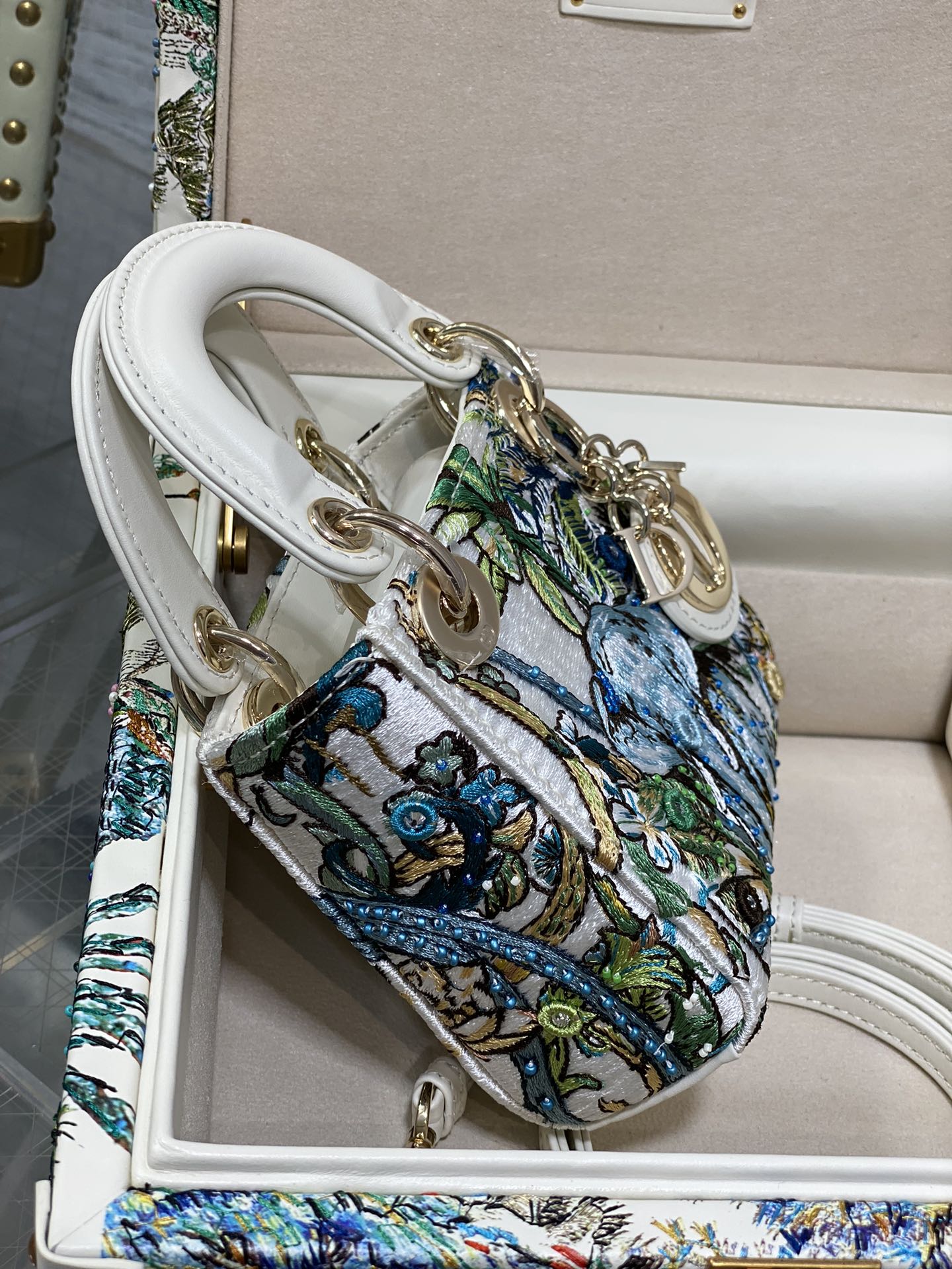 Dior 高仿白色刺繡迷你包 叢林動物圖騰限量珍藏版| 11 Dior 高仿白色刺繡迷你包 叢林動物圖騰限量珍藏版