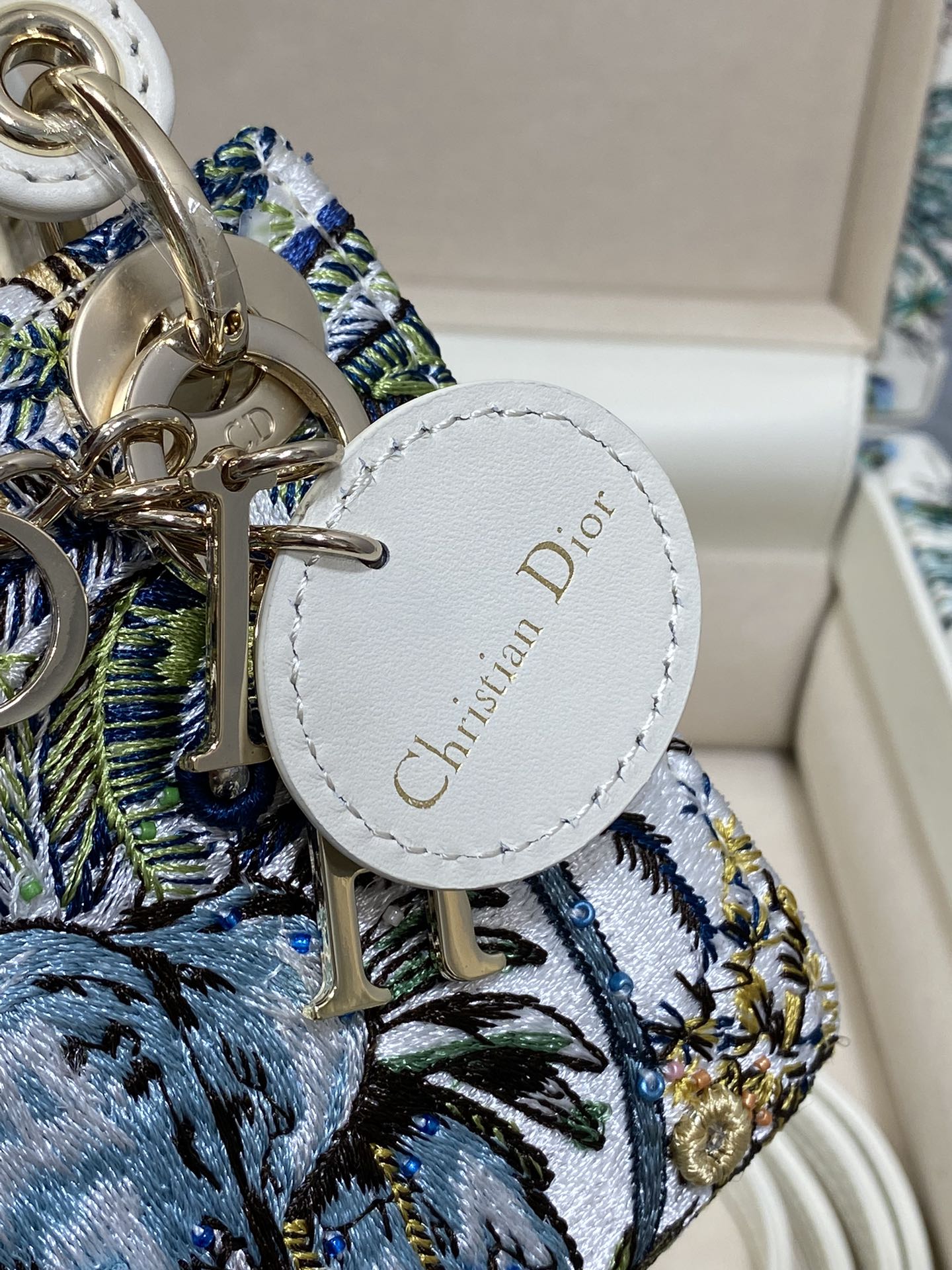 Dior 高仿白色刺繡迷你包 叢林動物圖騰限量珍藏版| 10 Dior 高仿白色刺繡迷你包 叢林動物圖騰限量珍藏版