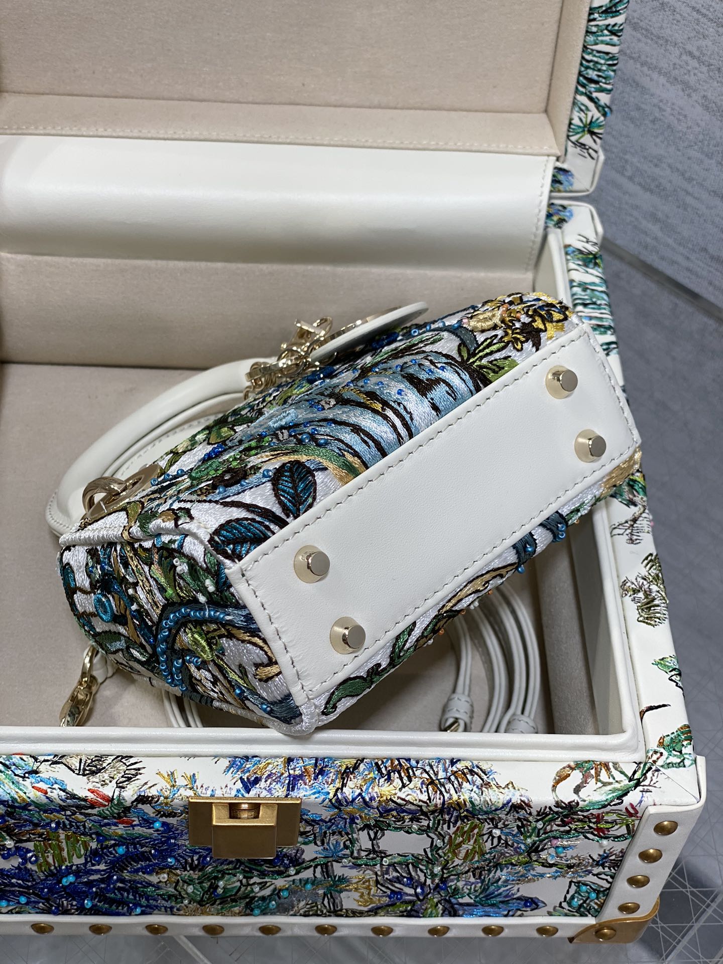 Dior 高仿白色刺繡迷你包 叢林動物圖騰限量珍藏版| 9 Dior 高仿白色刺繡迷你包 叢林動物圖騰限量珍藏版