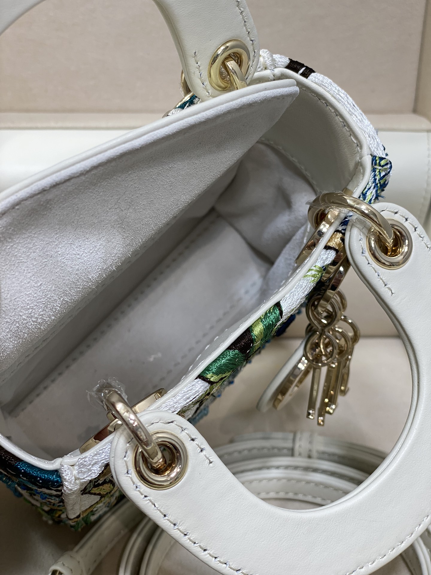 Dior 高仿白色刺繡迷你包 叢林動物圖騰限量珍藏版| 8 Dior 高仿白色刺繡迷你包 叢林動物圖騰限量珍藏版