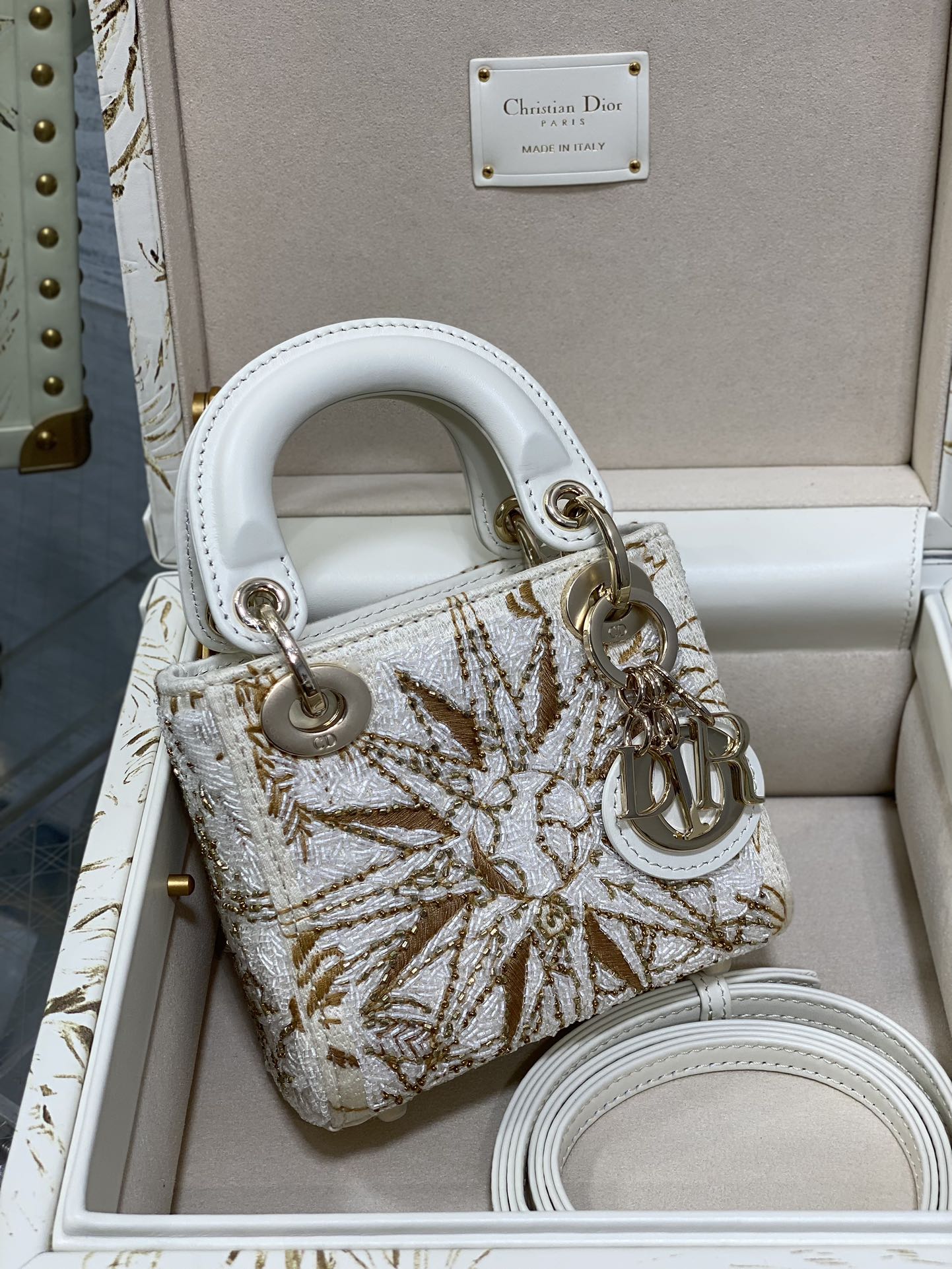 Dior 一比一白金刺繡迷你包 奢華立體葉紋限量盒裝款| 14 Dior 一比一白金刺繡迷你包 奢華立體葉紋限量盒裝款