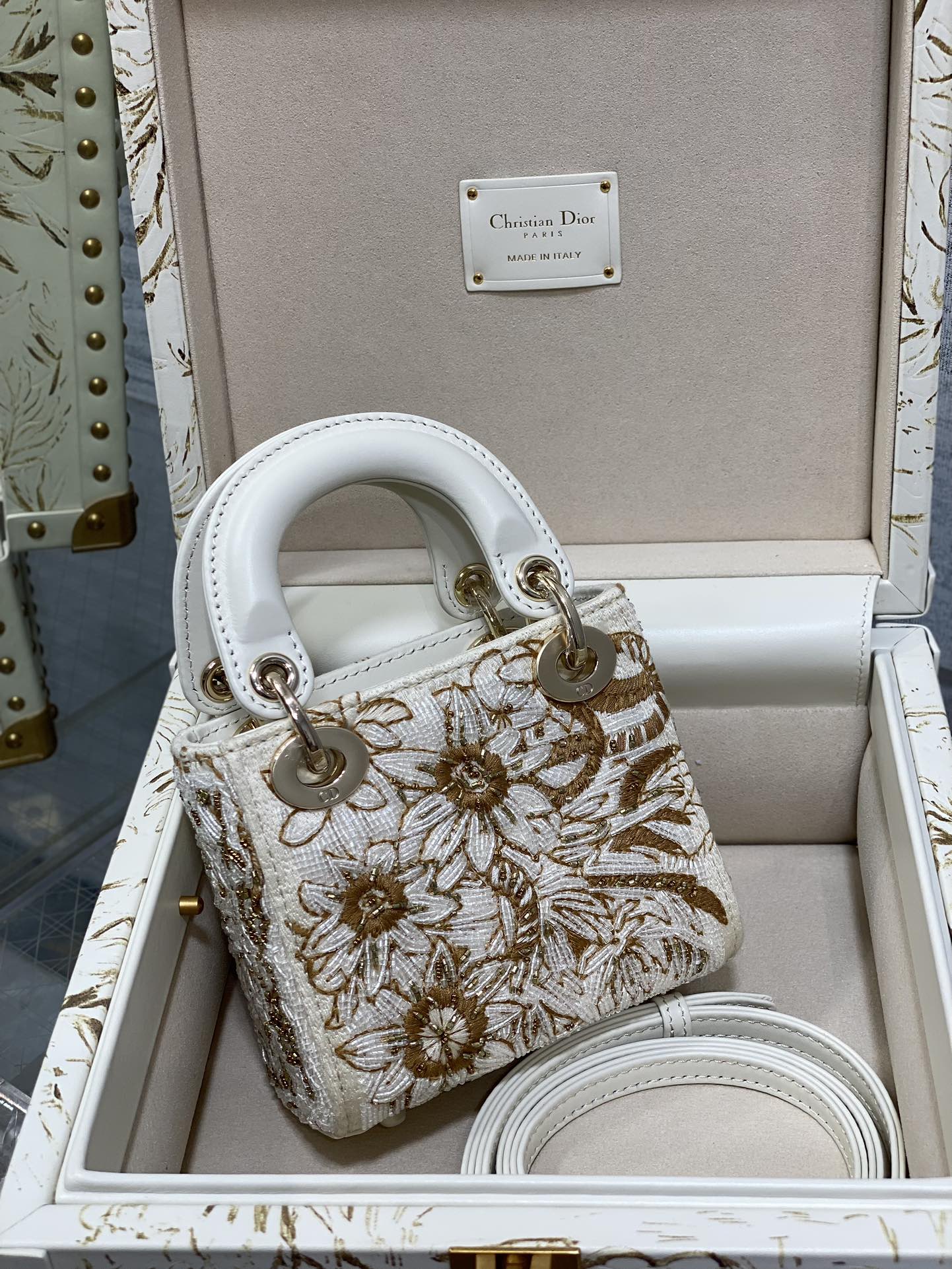 Dior 一比一白金刺繡迷你包 奢華立體葉紋限量盒裝款| 12 Dior 一比一白金刺繡迷你包 奢華立體葉紋限量盒裝款