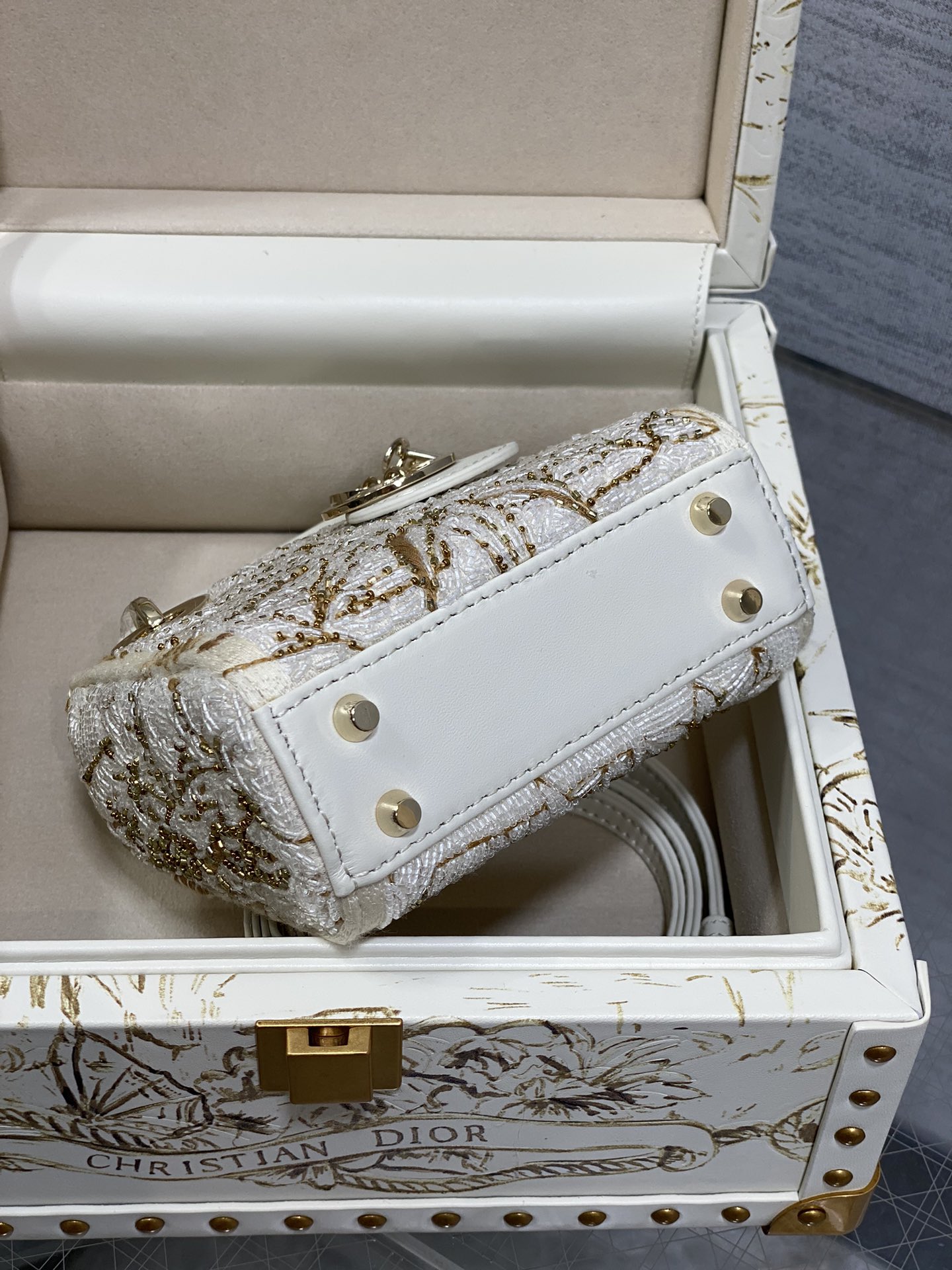 Dior 一比一白金刺繡迷你包 奢華立體葉紋限量盒裝款| 9 Dior 一比一白金刺繡迷你包 奢華立體葉紋限量盒裝款