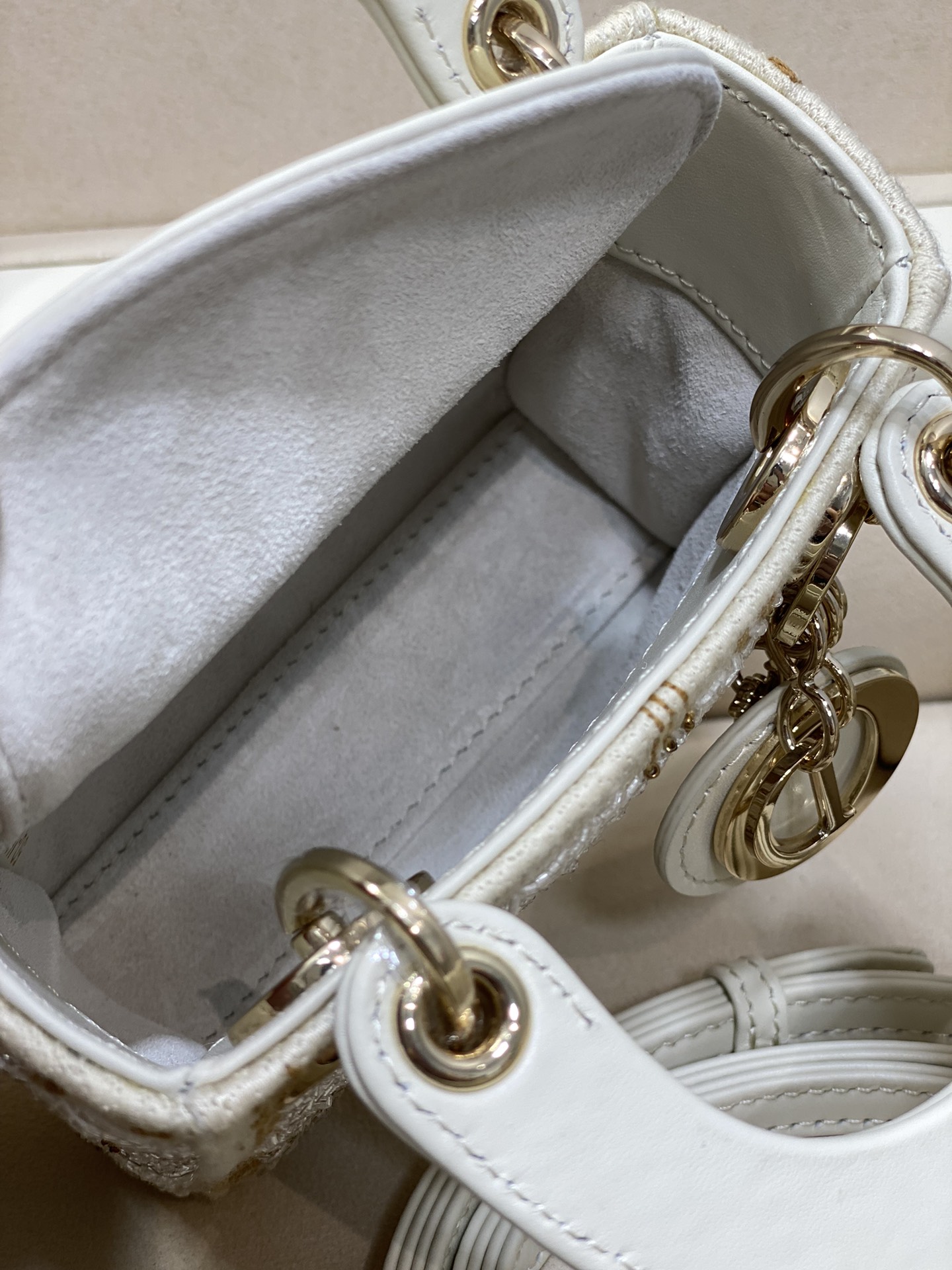 Dior 一比一白金刺繡迷你包 奢華立體葉紋限量盒裝款| 8 Dior 一比一白金刺繡迷你包 奢華立體葉紋限量盒裝款
