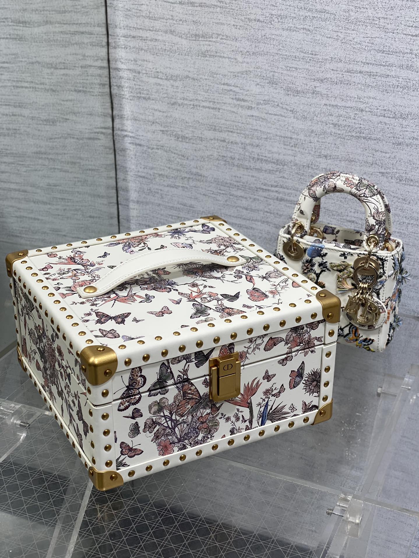 Dior 原單蝴蝶刺繡迷你包 象牙白基底花卉圖案立體設計| 14 Dior 原單蝴蝶刺繡迷你包 象牙白基底花卉圖案立體設計