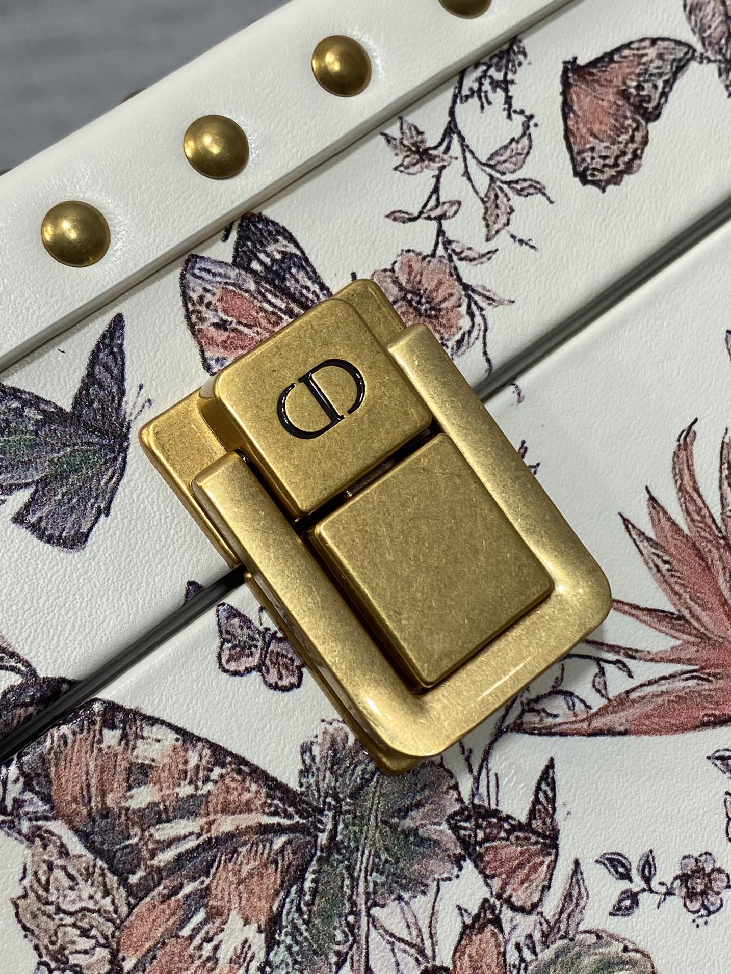 Dior 原單蝴蝶刺繡迷你包 象牙白基底花卉圖案立體設計| 13 Dior 原單蝴蝶刺繡迷你包 象牙白基底花卉圖案立體設計