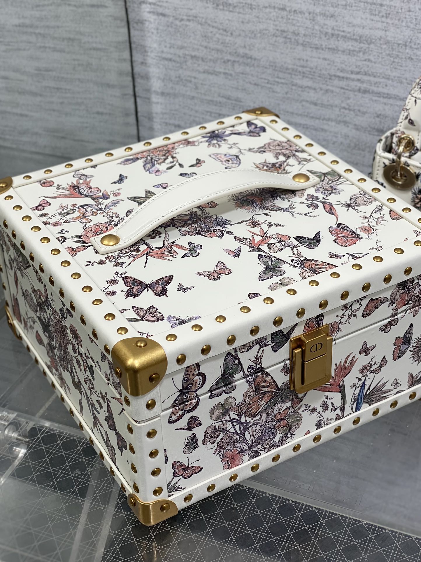 Dior 原單蝴蝶刺繡迷你包 象牙白基底花卉圖案立體設計| 12 Dior 原單蝴蝶刺繡迷你包 象牙白基底花卉圖案立體設計
