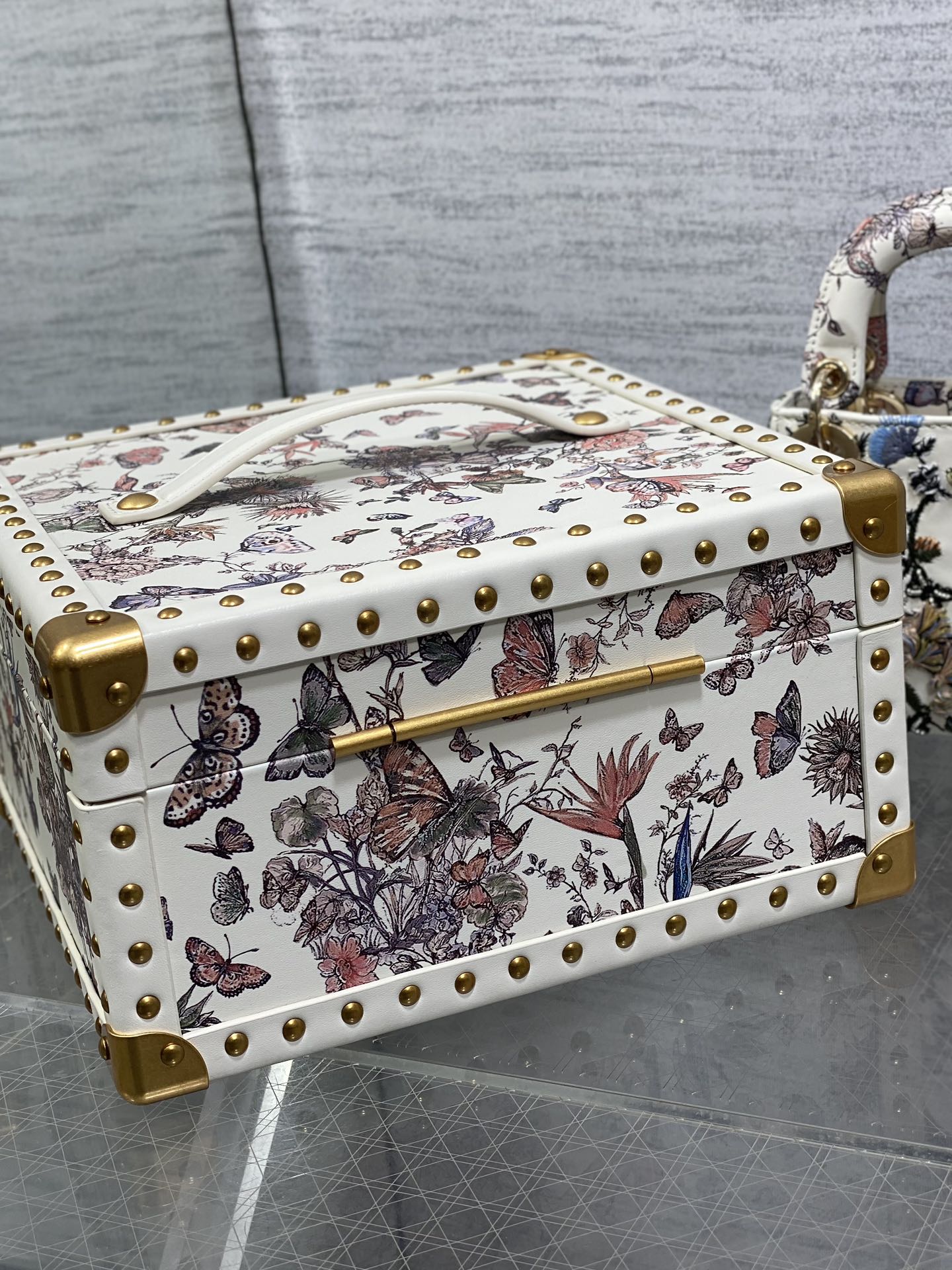 Dior 原單蝴蝶刺繡迷你包 象牙白基底花卉圖案立體設計| 11 Dior 原單蝴蝶刺繡迷你包 象牙白基底花卉圖案立體設計