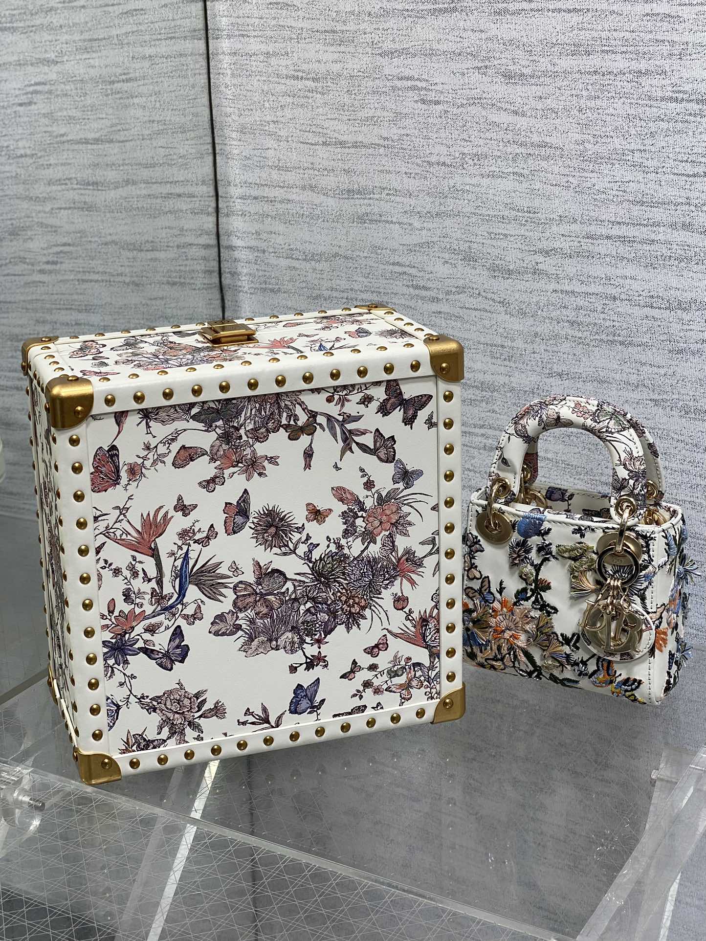 Dior 原單蝴蝶刺繡迷你包 象牙白基底花卉圖案立體設計| 9 Dior 原單蝴蝶刺繡迷你包 象牙白基底花卉圖案立體設計