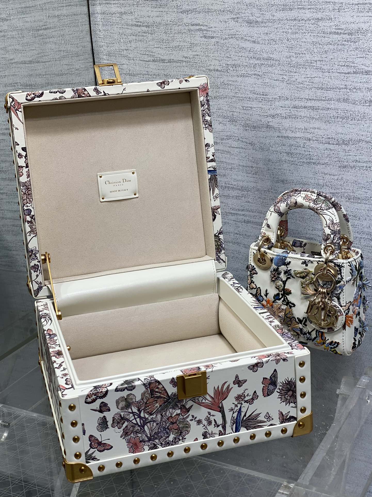 Dior 原單蝴蝶刺繡迷你包 象牙白基底花卉圖案立體設計| 8 Dior 原單蝴蝶刺繡迷你包 象牙白基底花卉圖案立體設計
