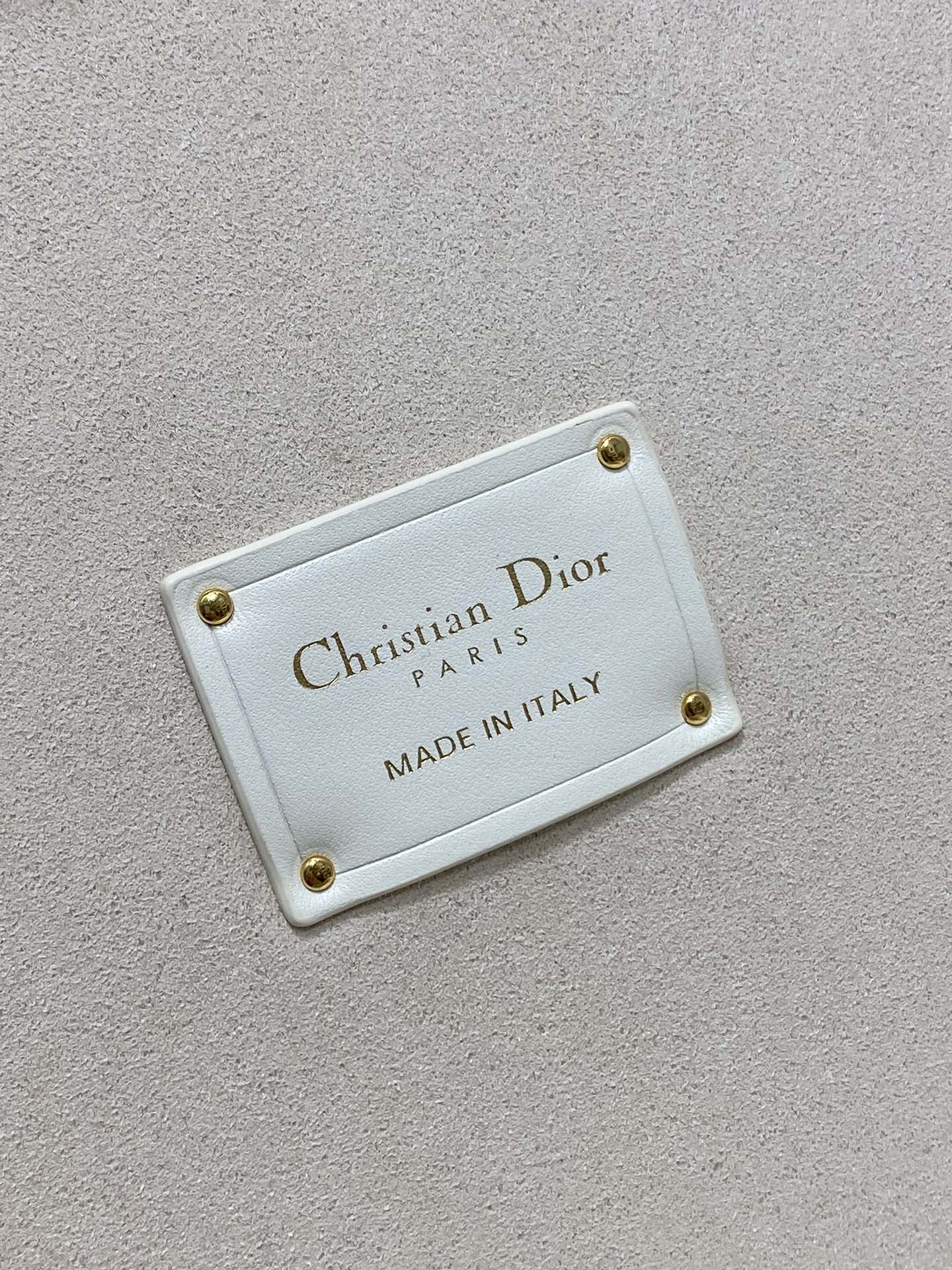 Dior 原單蝴蝶刺繡迷你包 象牙白基底花卉圖案立體設計| 7 Dior 原單蝴蝶刺繡迷你包 象牙白基底花卉圖案立體設計