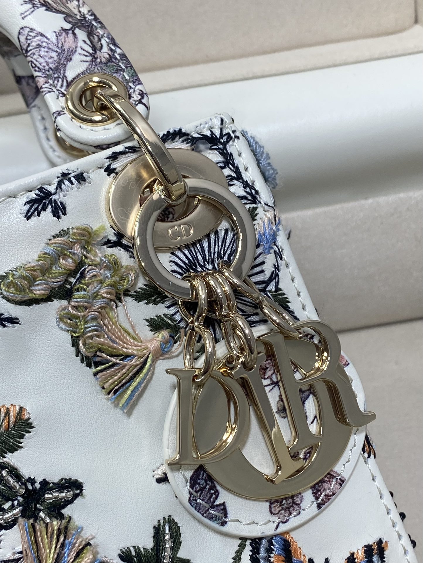 Dior A貨蝴蝶刺繡迷你手提包 展示盒版本夢幻印花風格| 13 Dior A貨蝴蝶刺繡迷你手提包 展示盒版本夢幻印花風格