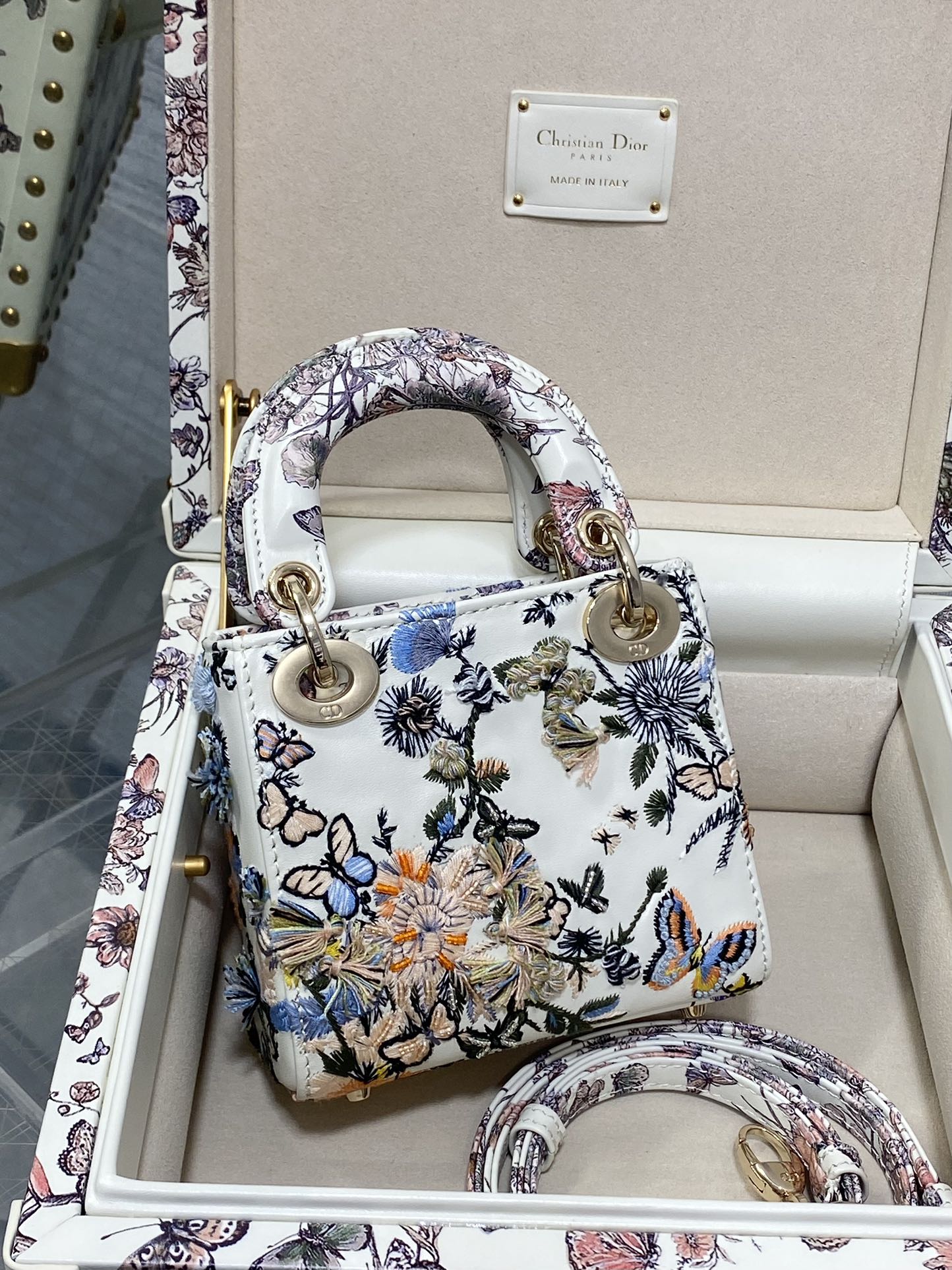 Dior A貨蝴蝶刺繡迷你手提包 展示盒版本夢幻印花風格| 11 Dior A貨蝴蝶刺繡迷你手提包 展示盒版本夢幻印花風格