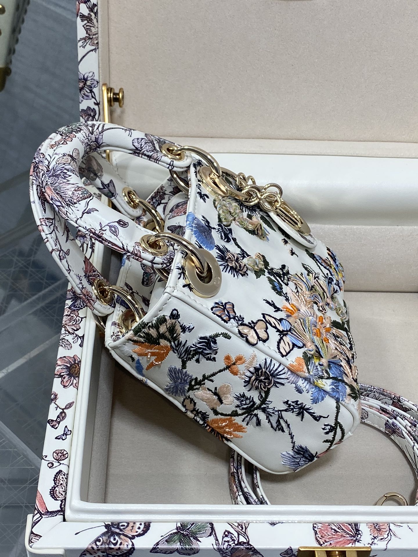 Dior A貨蝴蝶刺繡迷你手提包 展示盒版本夢幻印花風格| 10 Dior A貨蝴蝶刺繡迷你手提包 展示盒版本夢幻印花風格