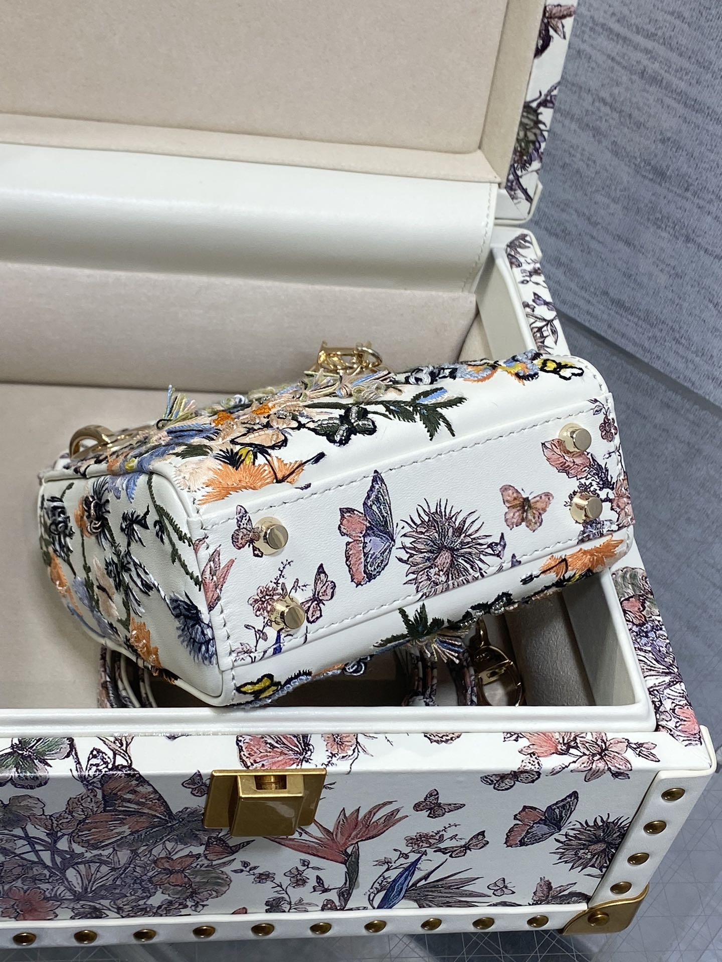 Dior A貨蝴蝶刺繡迷你手提包 展示盒版本夢幻印花風格| 9 Dior A貨蝴蝶刺繡迷你手提包 展示盒版本夢幻印花風格