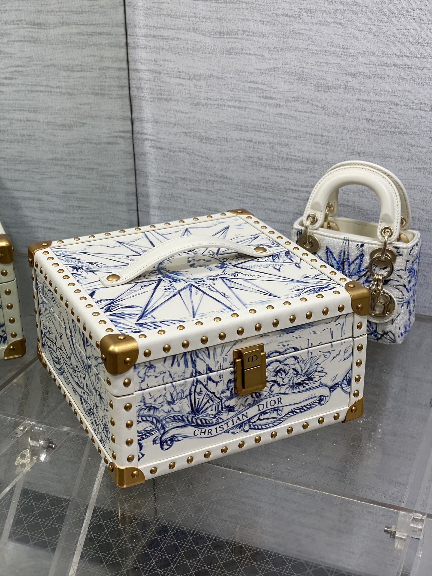Dior 高仿自由女神迷你包 藍白刺繡藝術主題限量收藏款| 14 Dior 高仿自由女神迷你包 藍白刺繡藝術主題限量收藏款