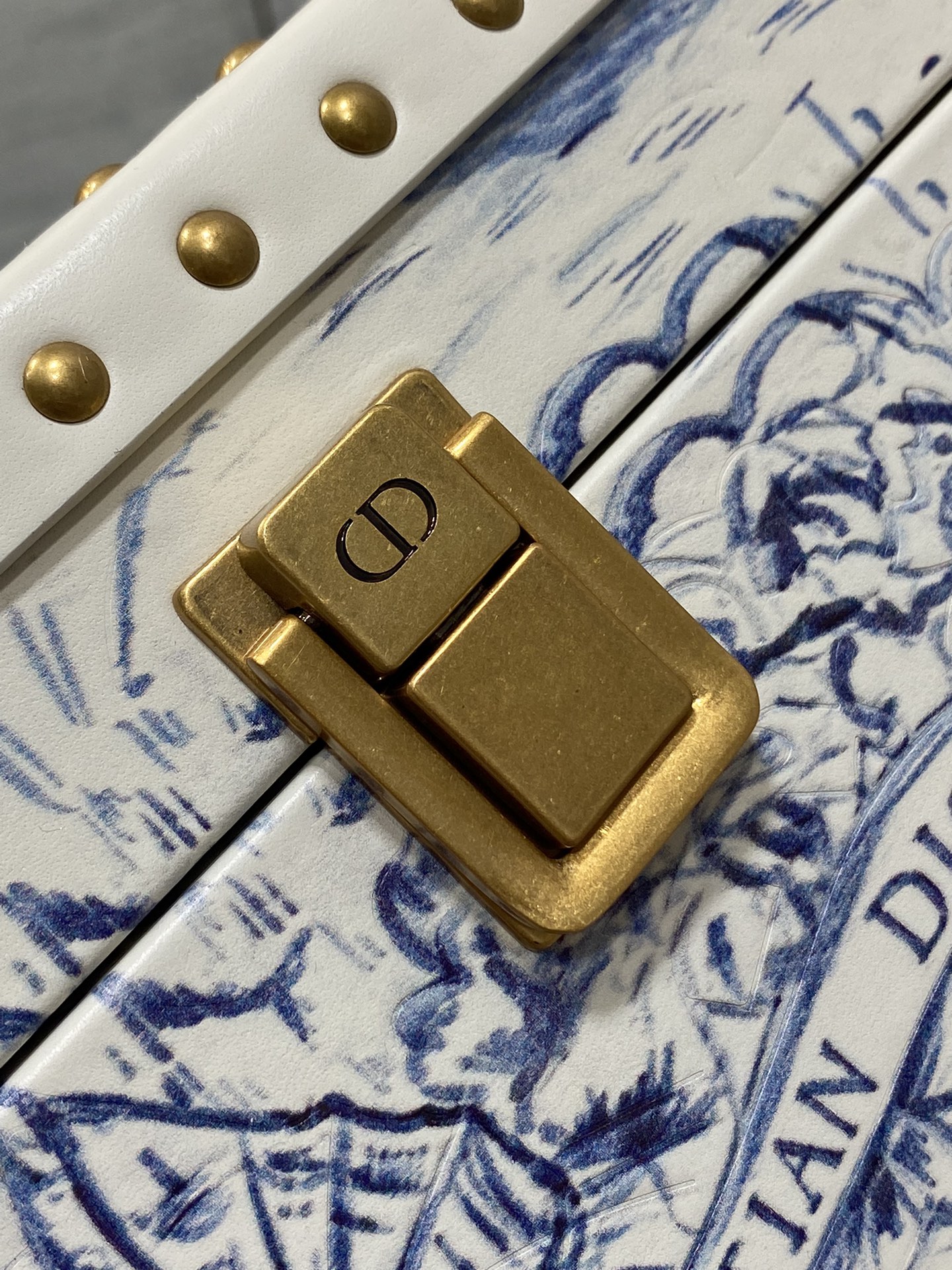 Dior 高仿自由女神迷你包 藍白刺繡藝術主題限量收藏款| 13 Dior 高仿自由女神迷你包 藍白刺繡藝術主題限量收藏款