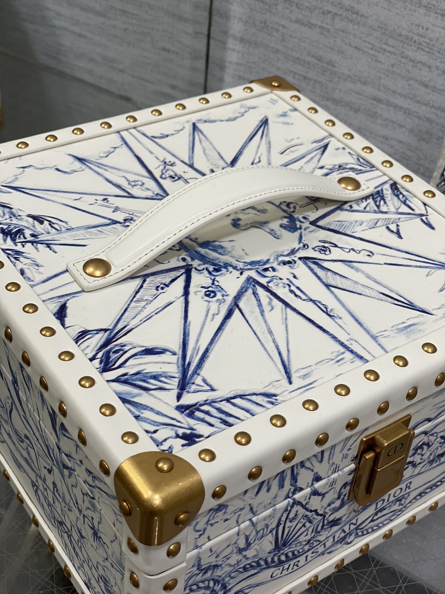 Dior 高仿自由女神迷你包 藍白刺繡藝術主題限量收藏款| 12 Dior 高仿自由女神迷你包 藍白刺繡藝術主題限量收藏款