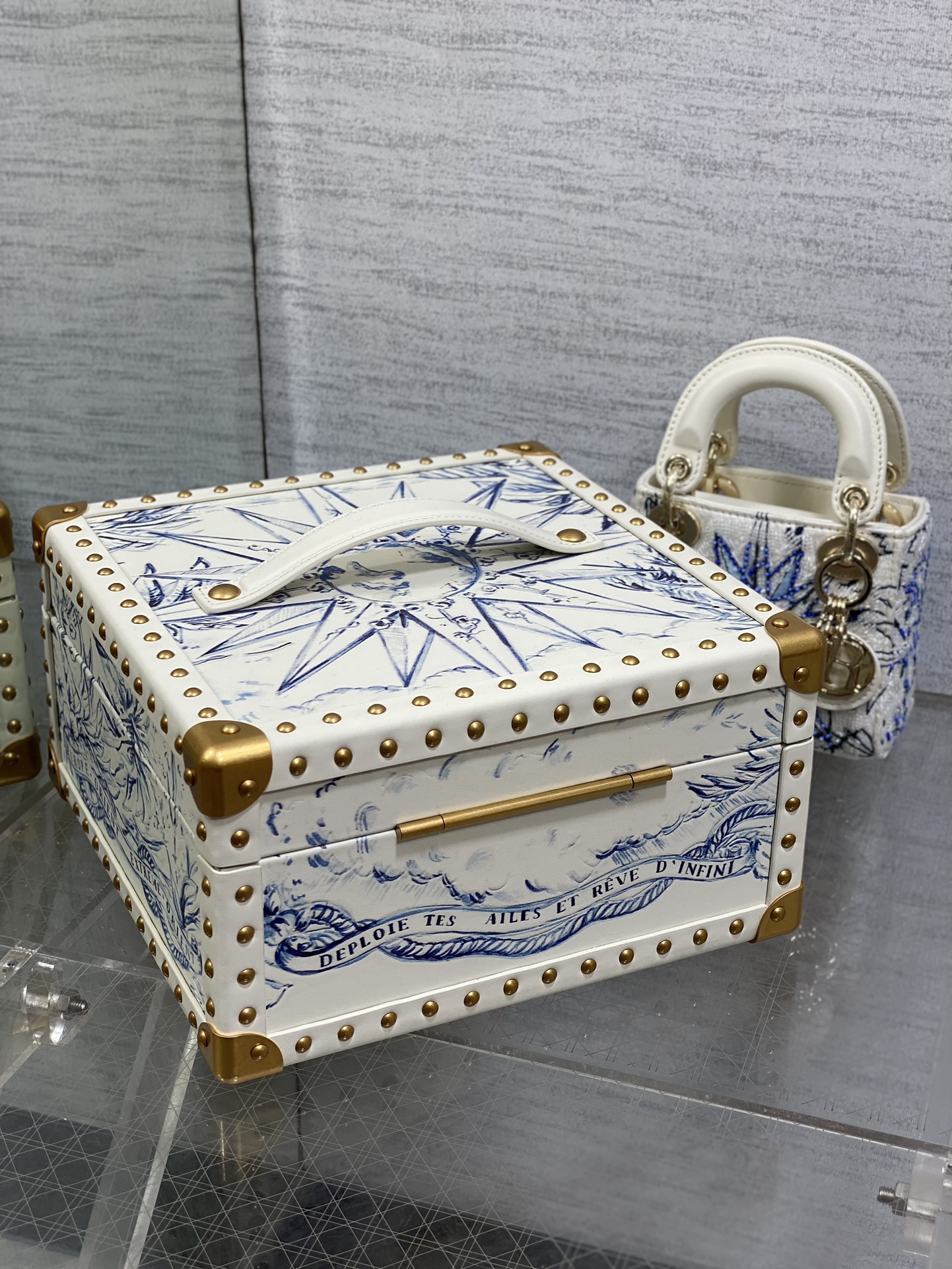 Dior 高仿自由女神迷你包 藍白刺繡藝術主題限量收藏款| 11 Dior 高仿自由女神迷你包 藍白刺繡藝術主題限量收藏款