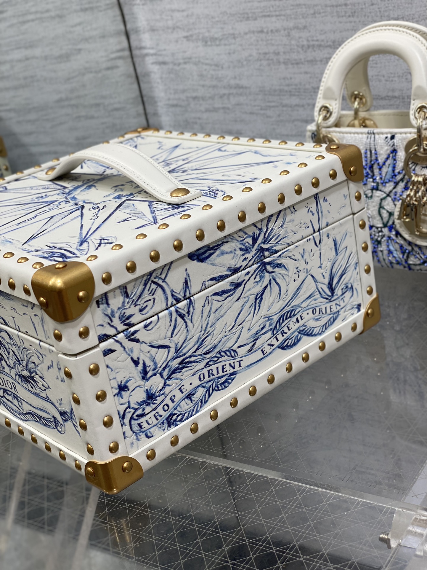Dior 高仿自由女神迷你包 藍白刺繡藝術主題限量收藏款| 10 Dior 高仿自由女神迷你包 藍白刺繡藝術主題限量收藏款