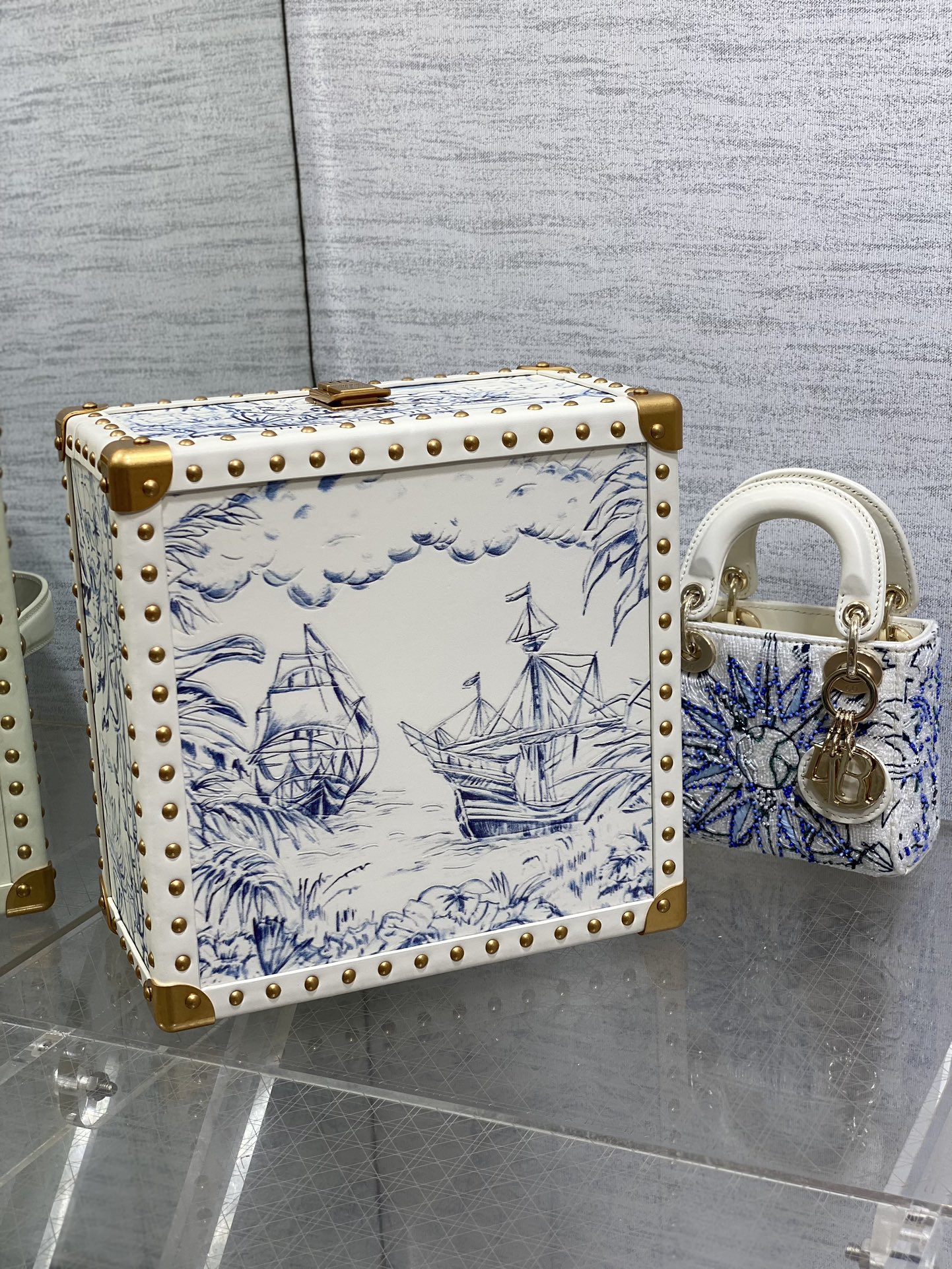 Dior 高仿自由女神迷你包 藍白刺繡藝術主題限量收藏款| 9 Dior 高仿自由女神迷你包 藍白刺繡藝術主題限量收藏款