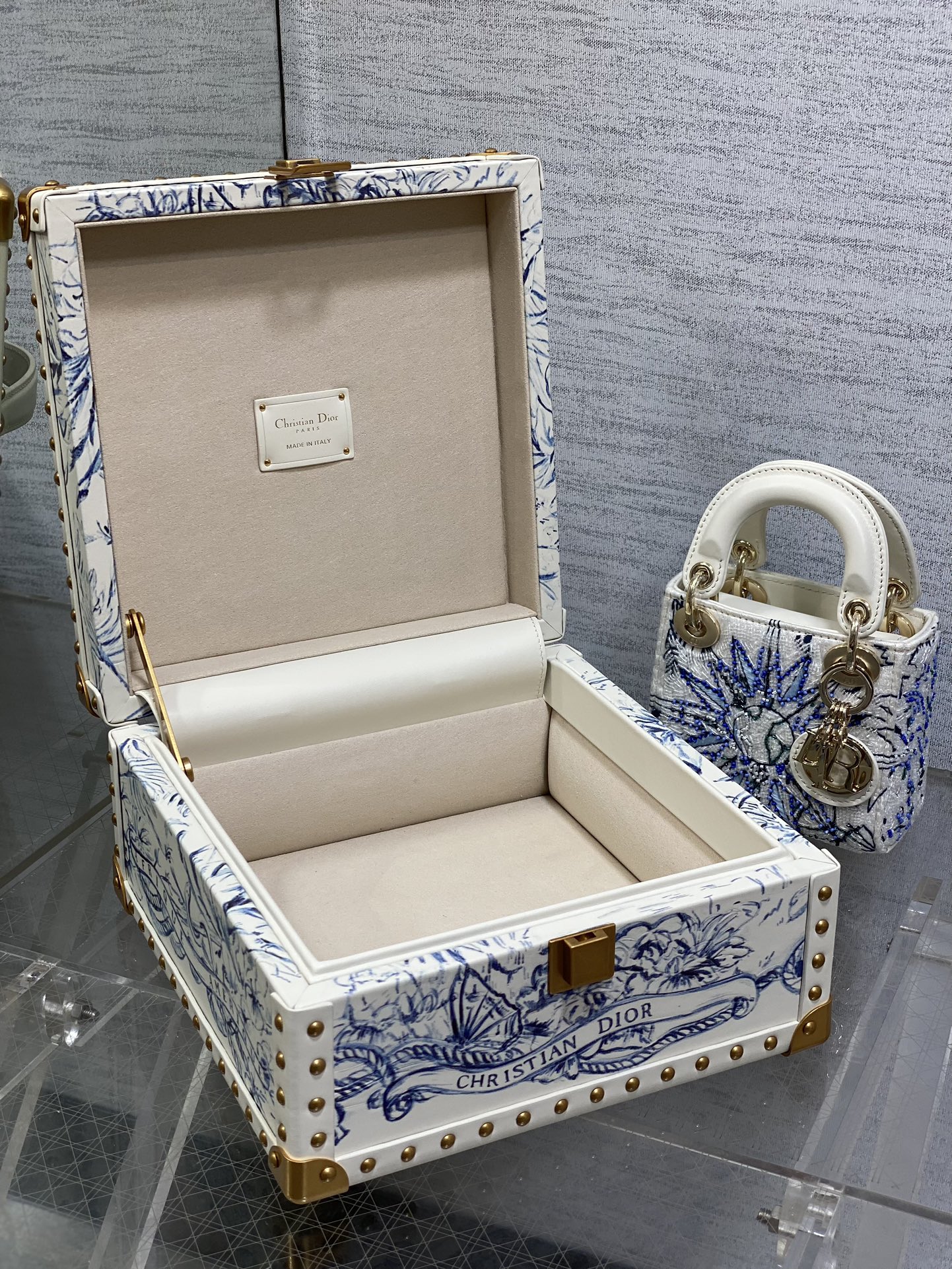 Dior 高仿自由女神迷你包 藍白刺繡藝術主題限量收藏款| 8 Dior 高仿自由女神迷你包 藍白刺繡藝術主題限量收藏款
