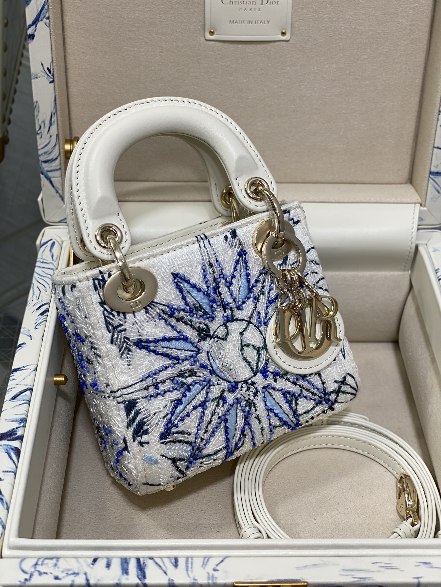 Dior 原單自由女神藍白迷你包 高級刺繡圖騰展示收藏版| 14 Dior 原單自由女神藍白迷你包 高級刺繡圖騰展示收藏版