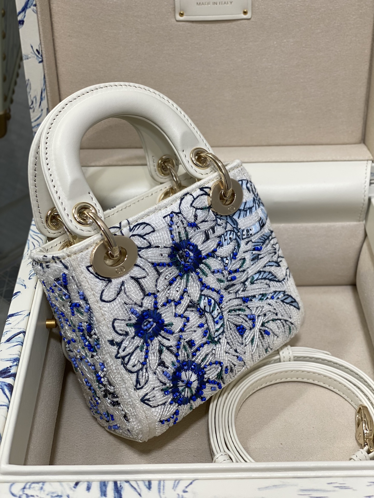 Dior 原單自由女神藍白迷你包 高級刺繡圖騰展示收藏版| 12 Dior 原單自由女神藍白迷你包 高級刺繡圖騰展示收藏版