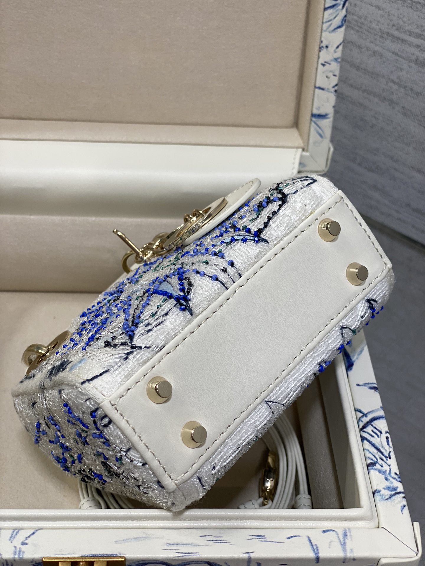 Dior 原單自由女神藍白迷你包 高級刺繡圖騰展示收藏版| 10 Dior 原單自由女神藍白迷你包 高級刺繡圖騰展示收藏版