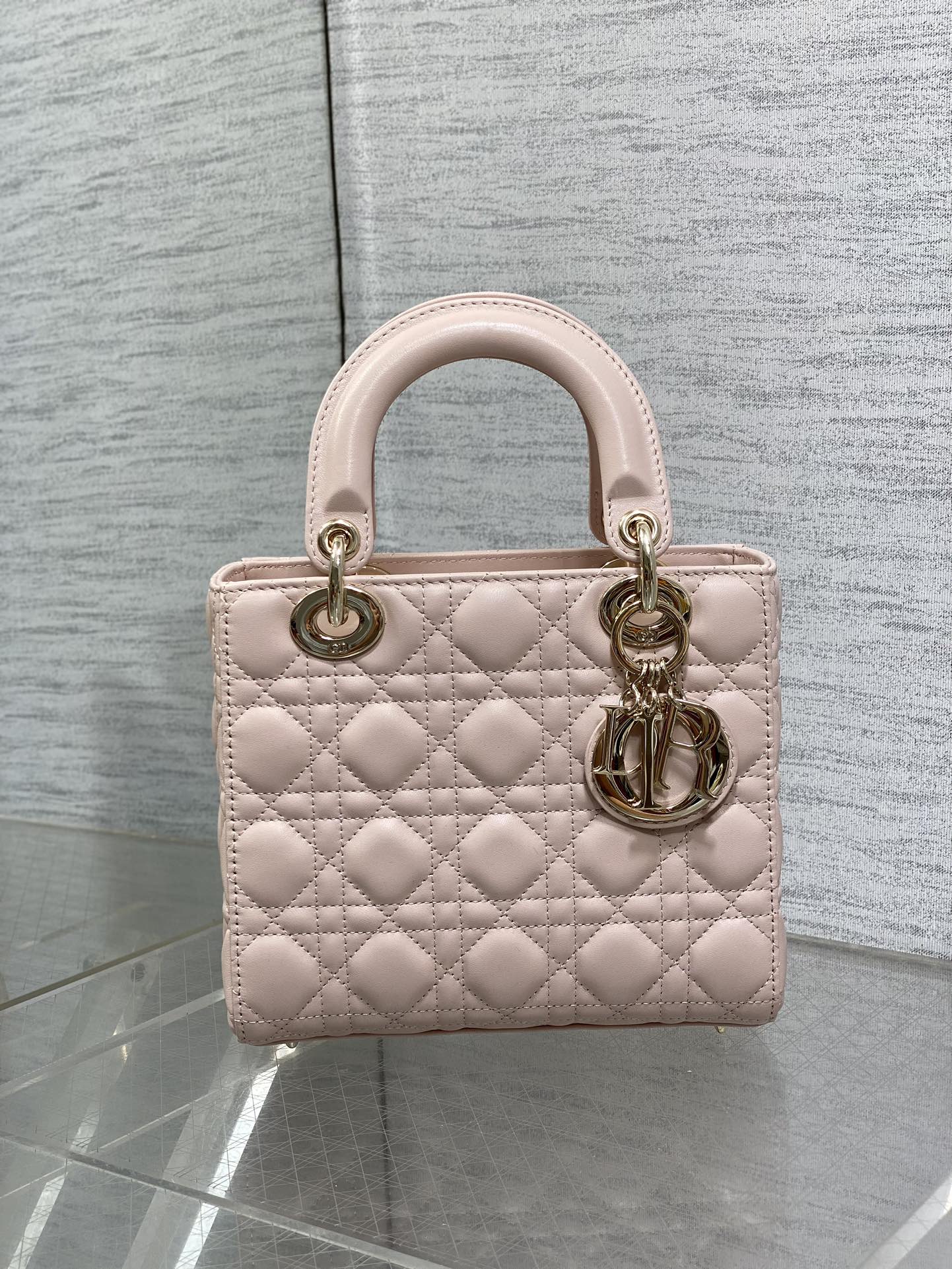 Dior 高仿裸粉色迷你Lady包 柔美風格百搭款| 14 Dior 高仿裸粉色迷你Lady包 柔美風格百搭款