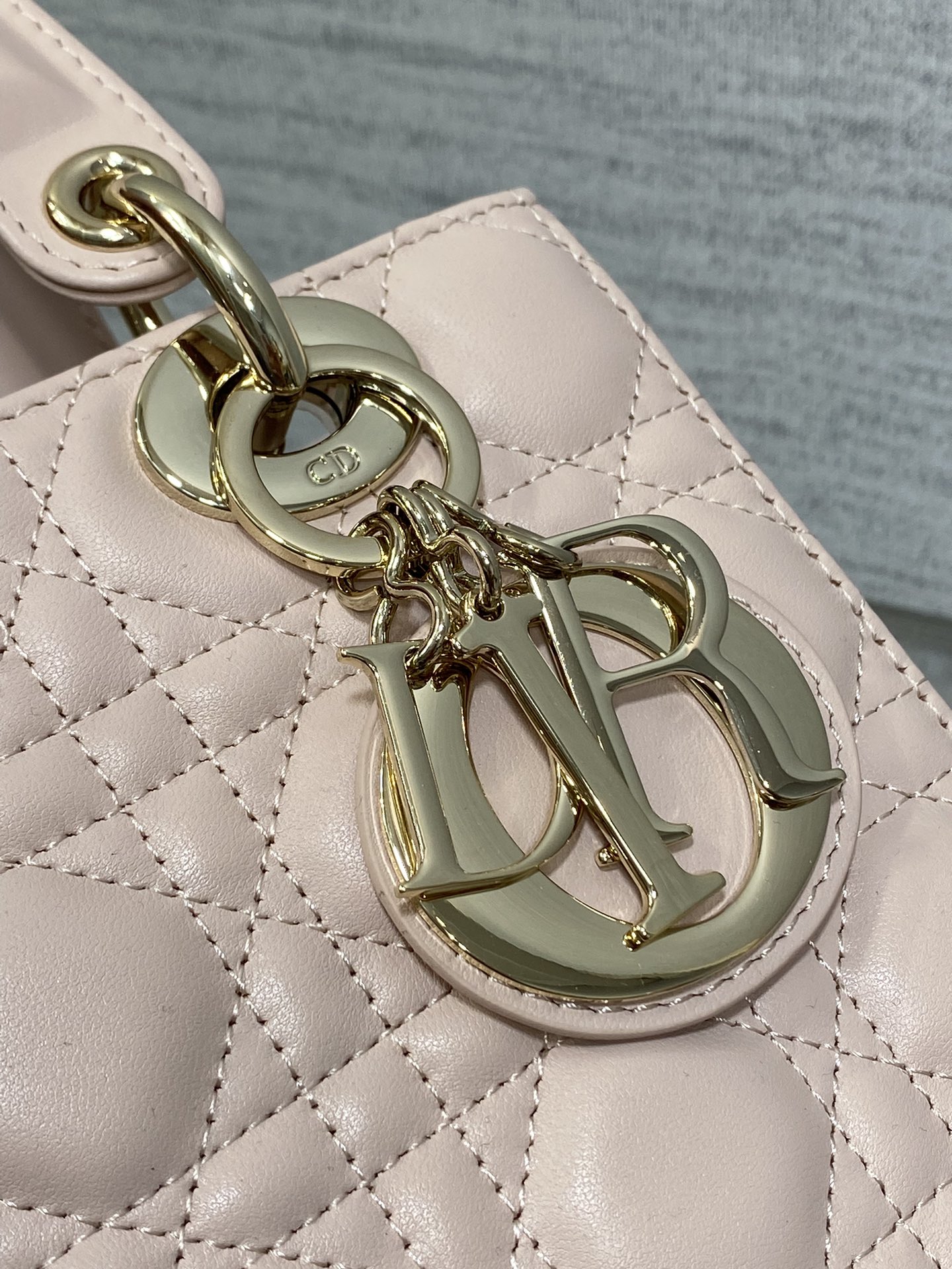 Dior 高仿裸粉色迷你Lady包 柔美風格百搭款| 13 Dior 高仿裸粉色迷你Lady包 柔美風格百搭款