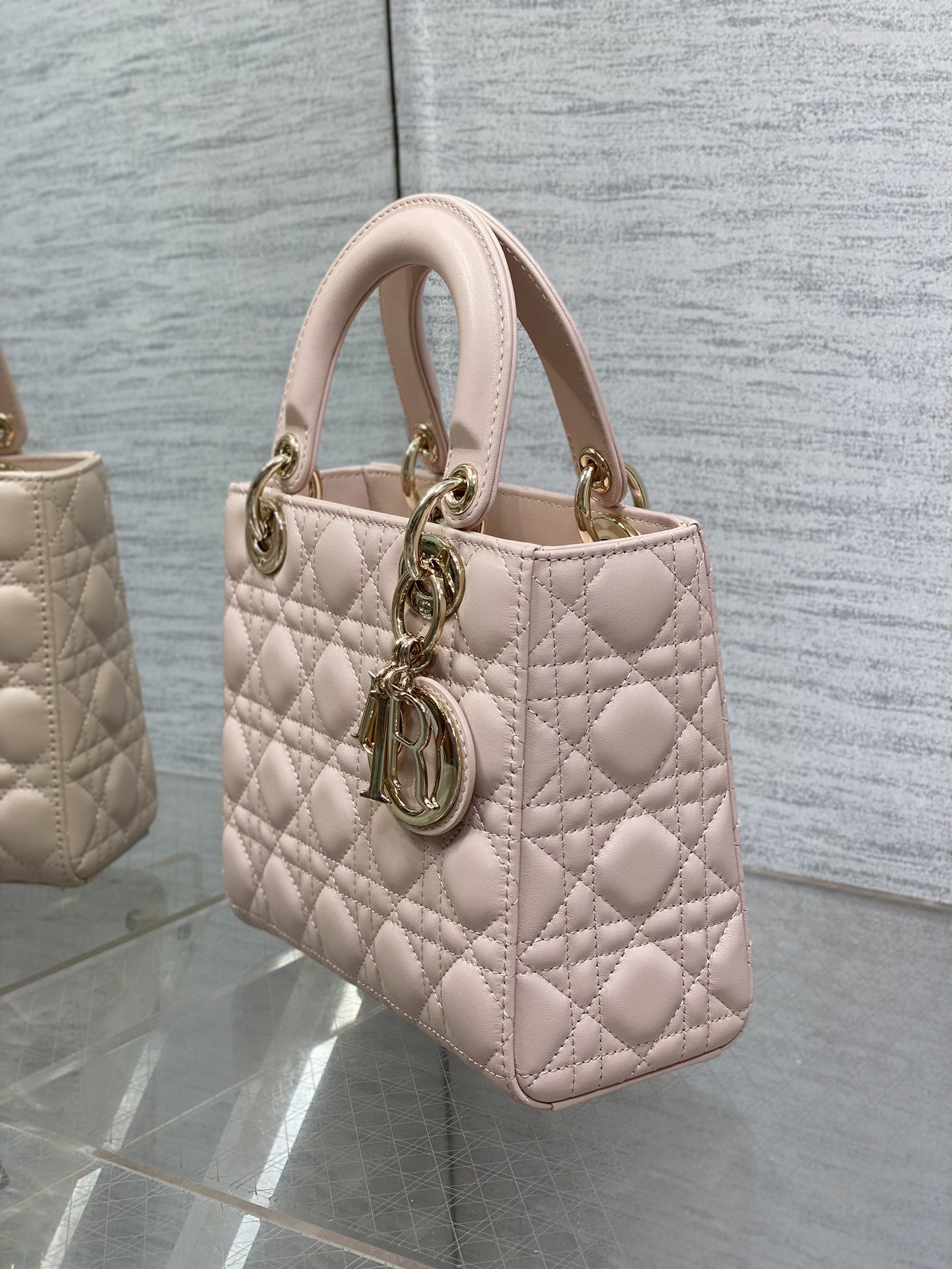 Dior 高仿裸粉色迷你Lady包 柔美風格百搭款| 10 Dior 高仿裸粉色迷你Lady包 柔美風格百搭款