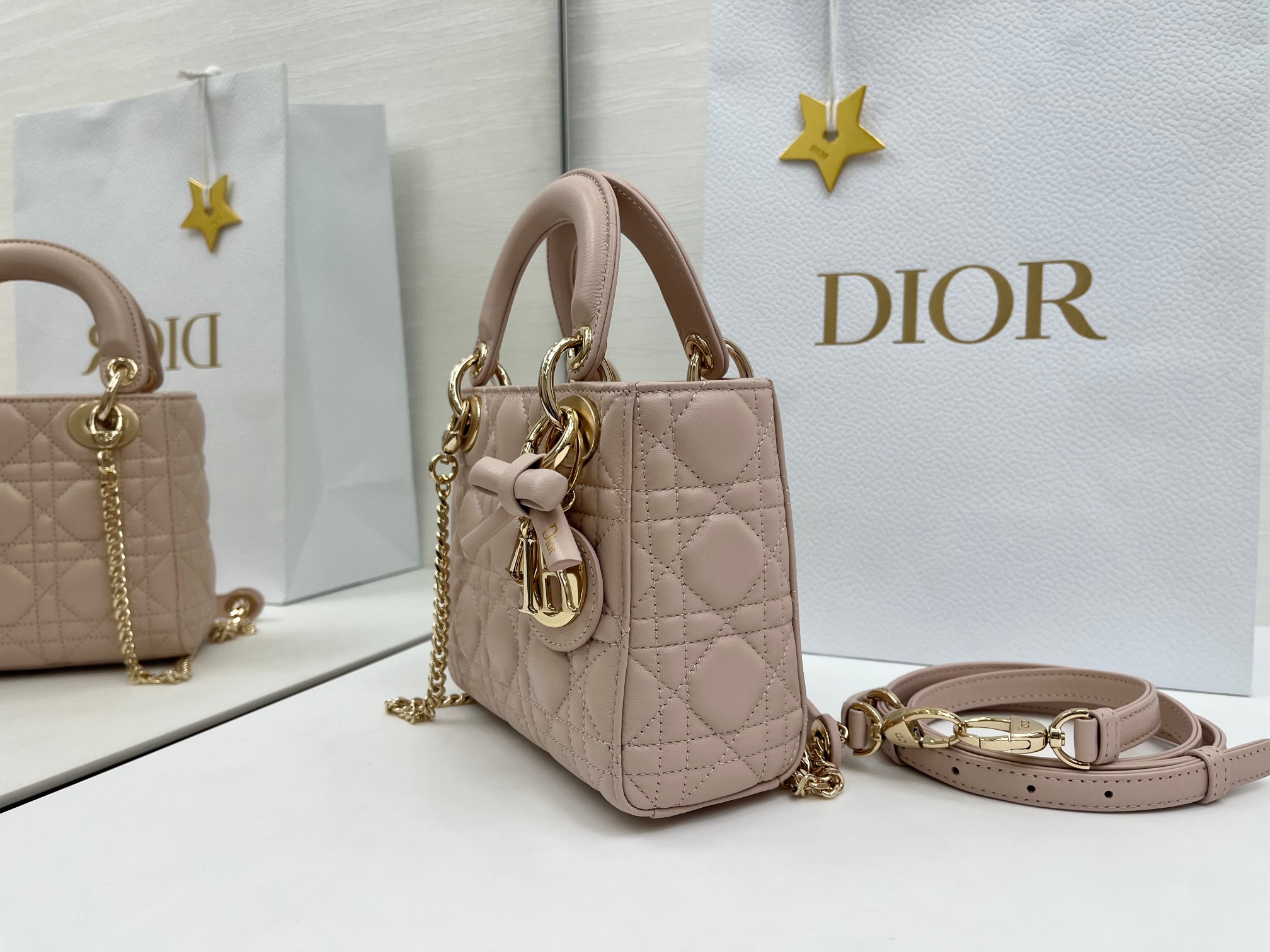 高仿Dior Lady D-Joy裸粉迷你包 小羊皮蝴蝶結金屬吊飾設計| 11 高仿Dior Lady D-Joy裸粉迷你包 小羊皮蝴蝶結金屬吊飾設計