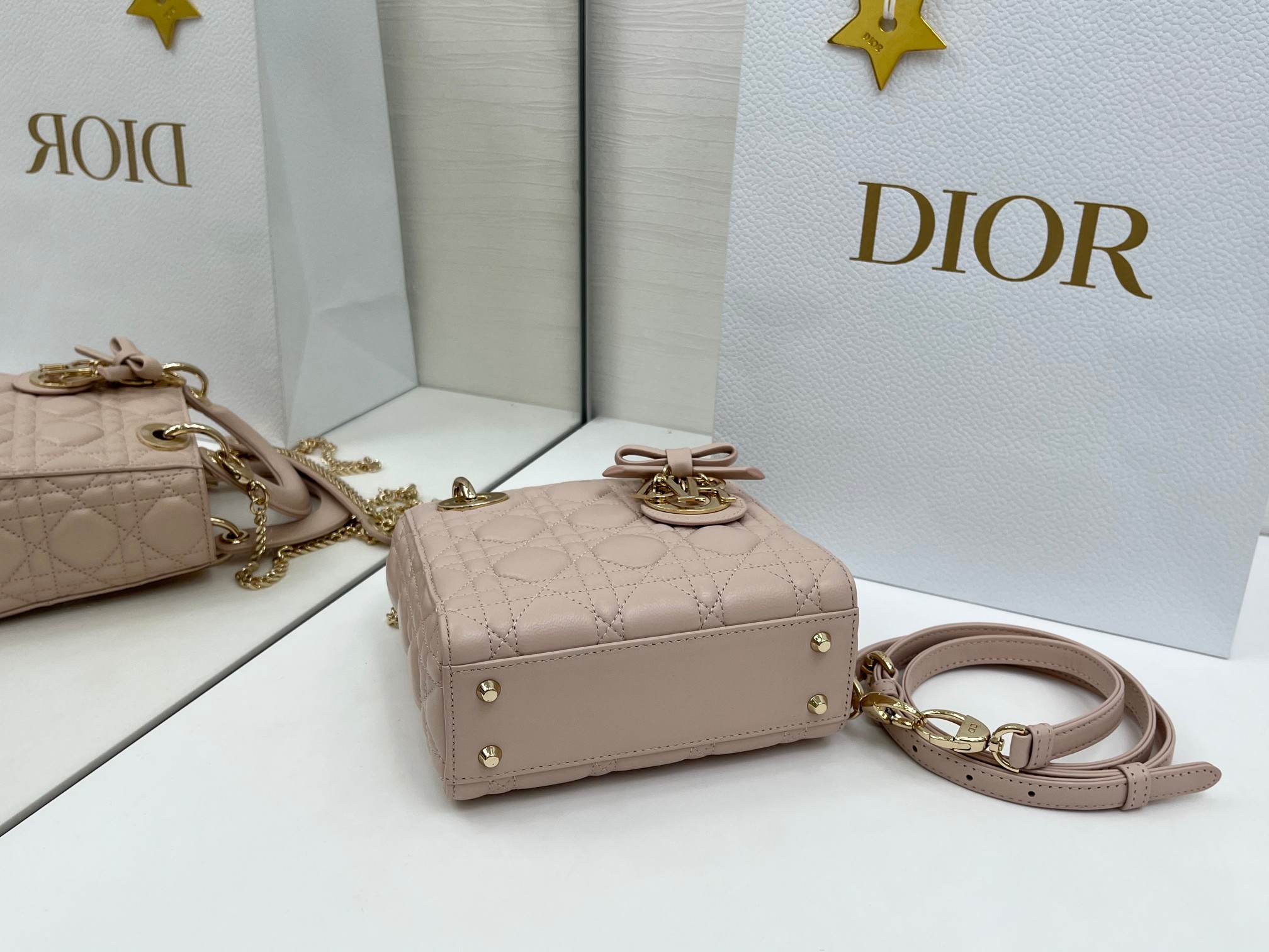 高仿Dior Lady D-Joy裸粉迷你包 小羊皮蝴蝶結金屬吊飾設計| 10 高仿Dior Lady D-Joy裸粉迷你包 小羊皮蝴蝶結金屬吊飾設計