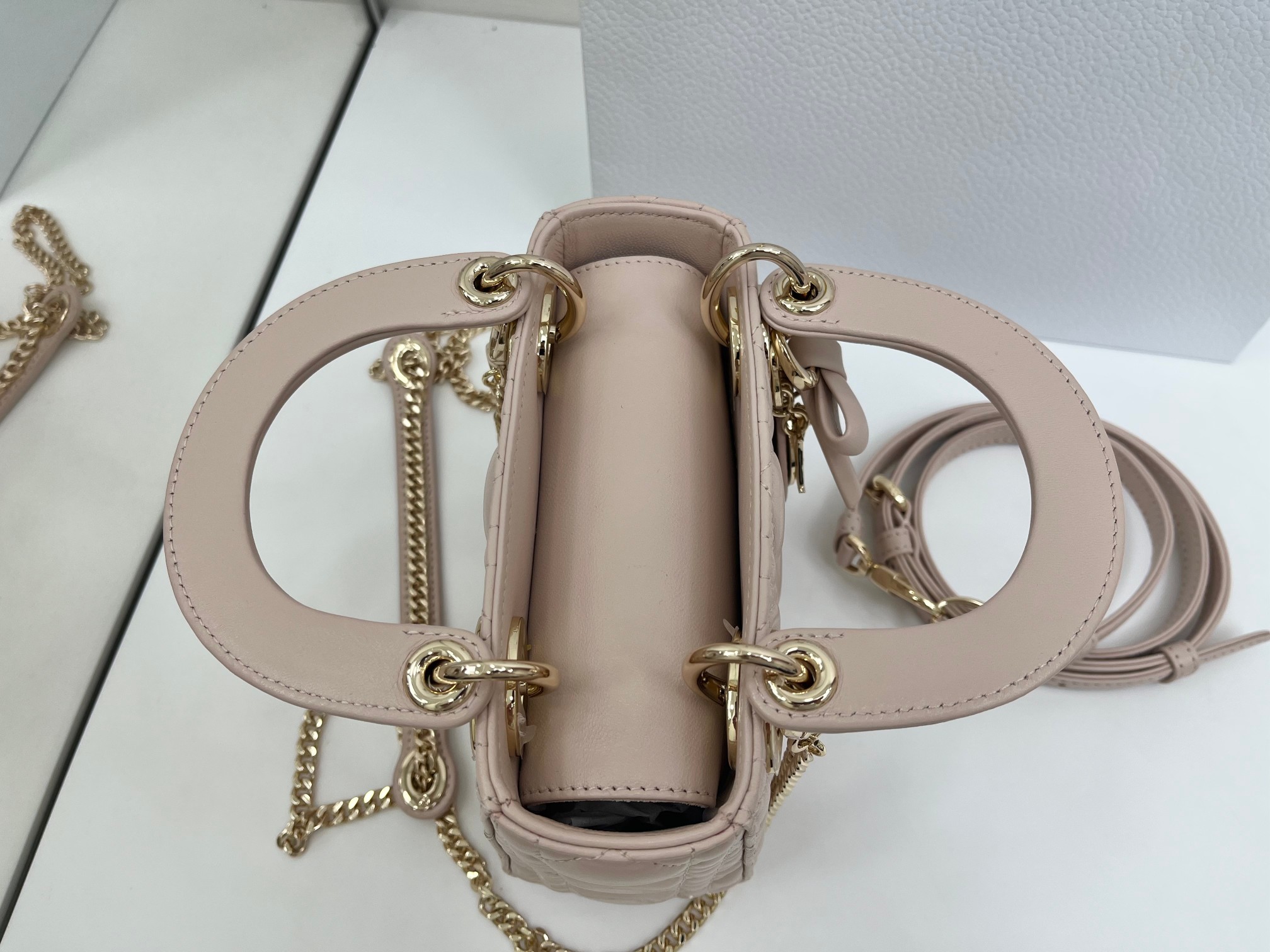 高仿Dior Lady D-Joy裸粉迷你包 小羊皮蝴蝶結金屬吊飾設計| 9 高仿Dior Lady D-Joy裸粉迷你包 小羊皮蝴蝶結金屬吊飾設計