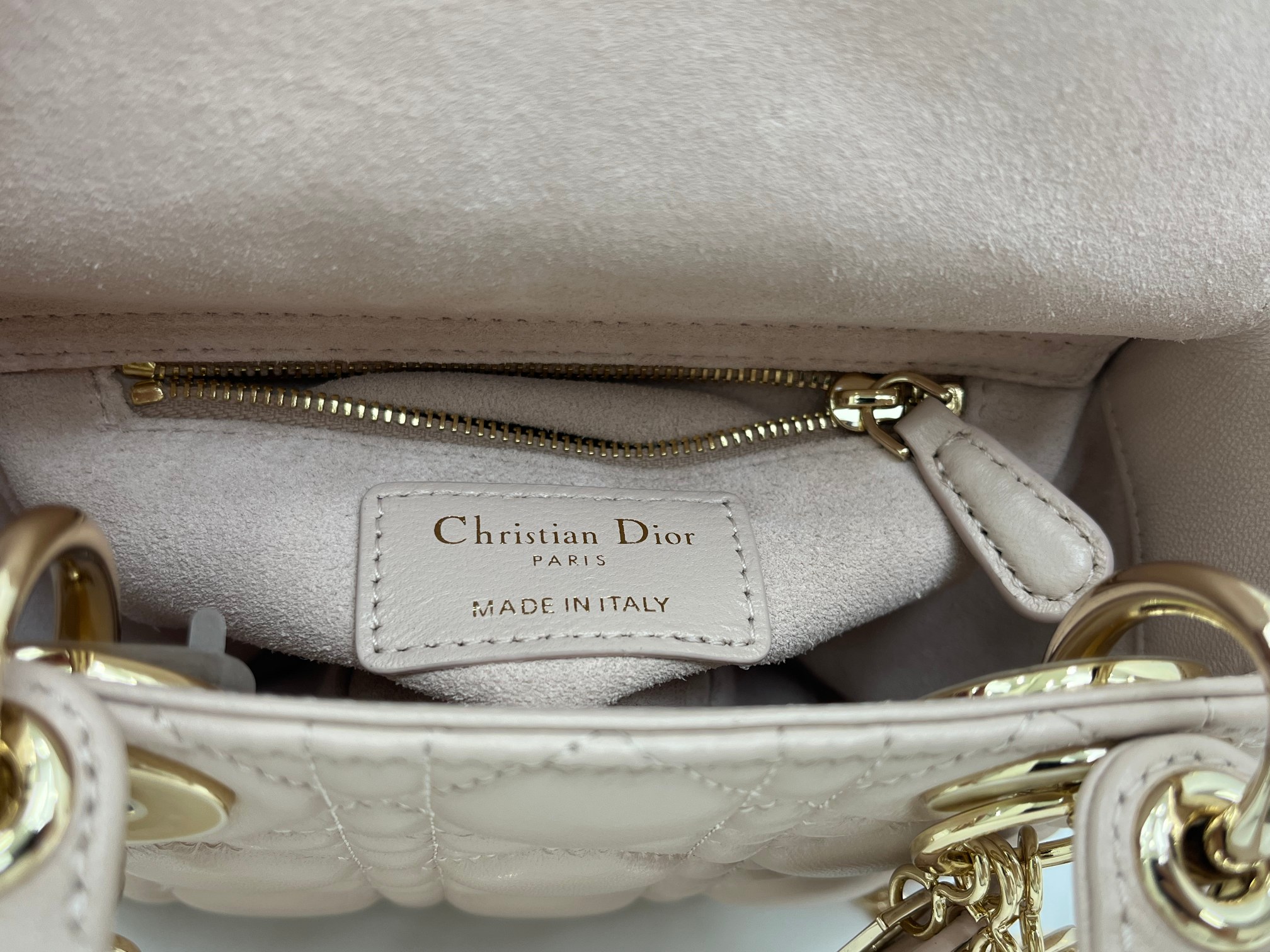 高仿Dior Lady D-Joy裸粉迷你包 小羊皮蝴蝶結金屬吊飾設計| 7 高仿Dior Lady D-Joy裸粉迷你包 小羊皮蝴蝶結金屬吊飾設計