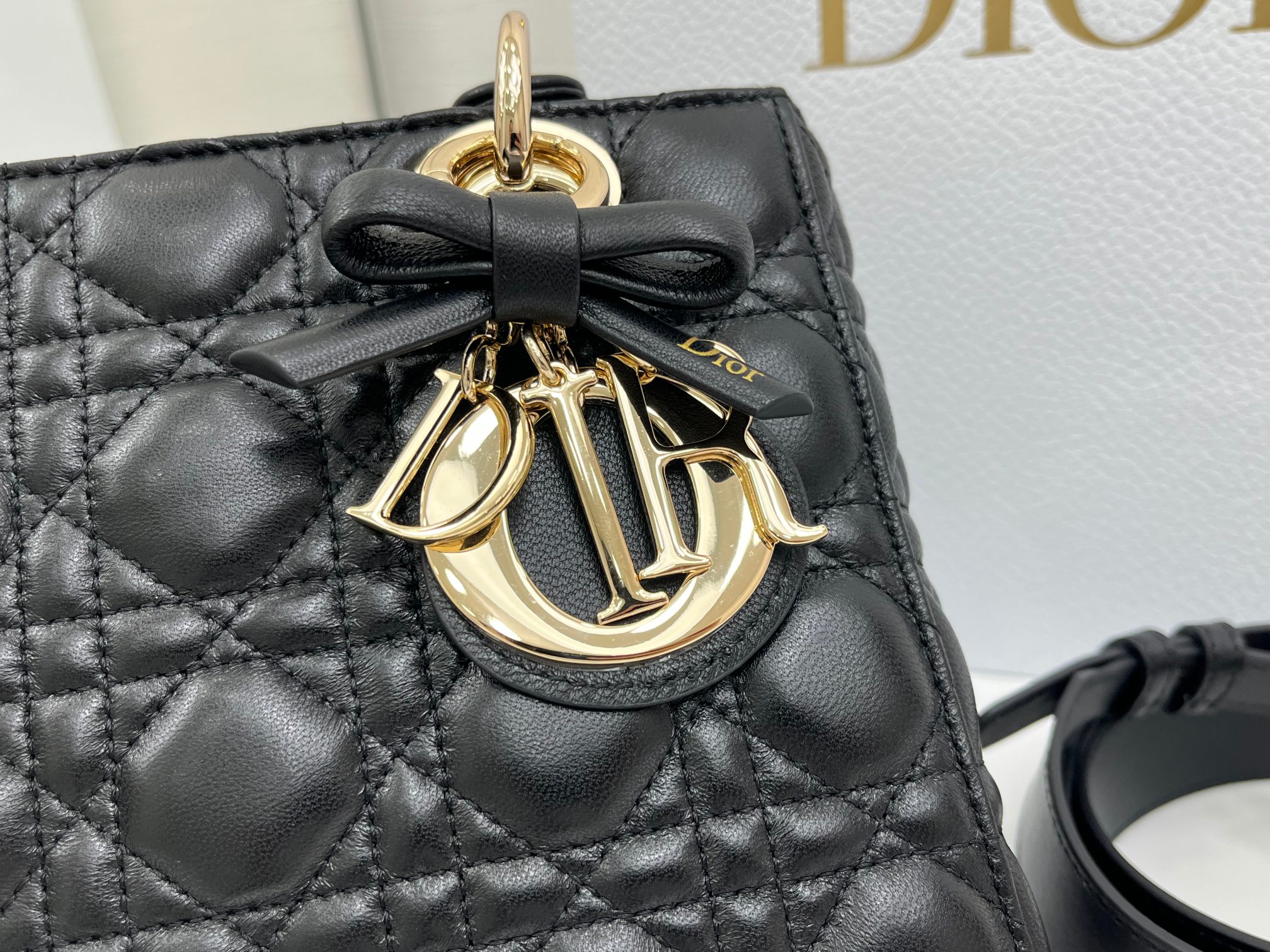 原單Dior Lady D-Joy黑色羊皮包 極簡蝴蝶結吊飾斜背設計| 13 原單Dior Lady D-Joy黑色羊皮包 極簡蝴蝶結吊飾斜背設計