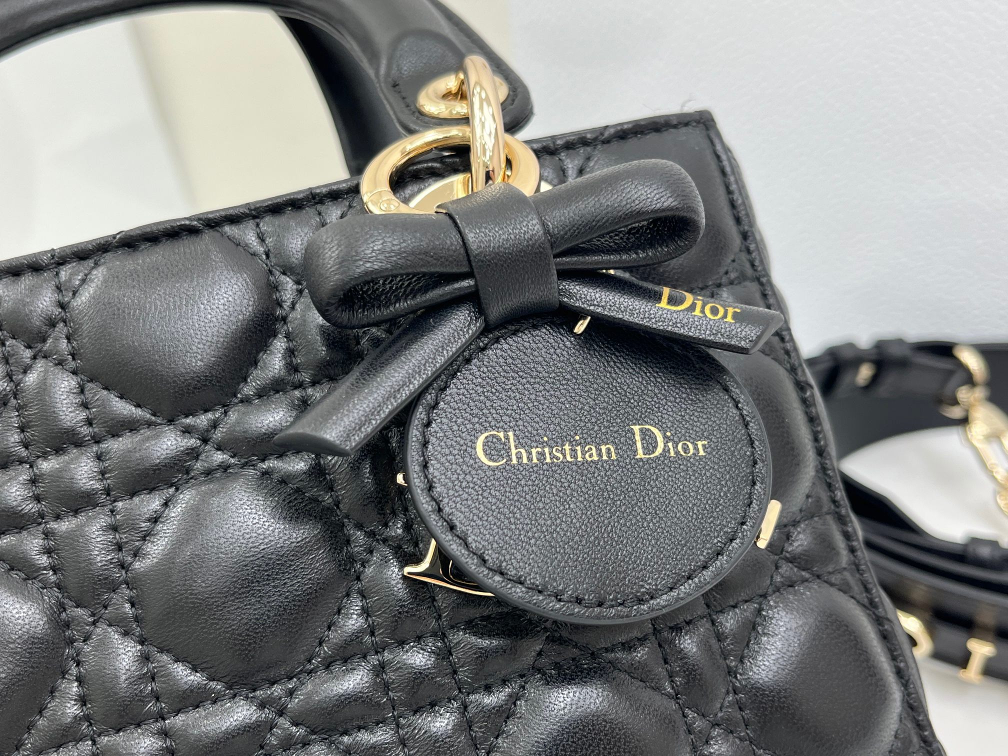 原單Dior Lady D-Joy黑色羊皮包 極簡蝴蝶結吊飾斜背設計| 12 原單Dior Lady D-Joy黑色羊皮包 極簡蝴蝶結吊飾斜背設計