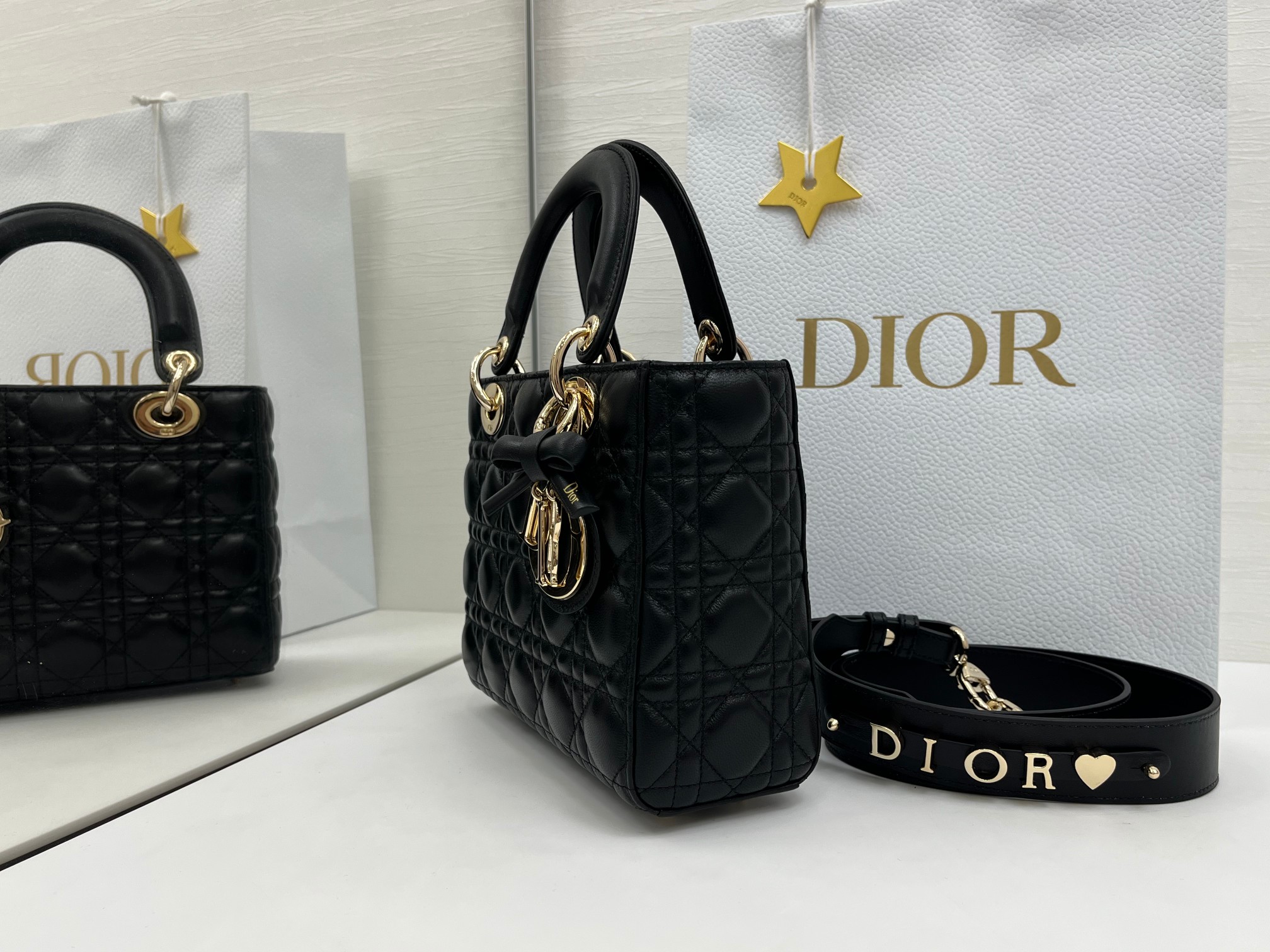 原單Dior Lady D-Joy黑色羊皮包 極簡蝴蝶結吊飾斜背設計| 10 原單Dior Lady D-Joy黑色羊皮包 極簡蝴蝶結吊飾斜背設計