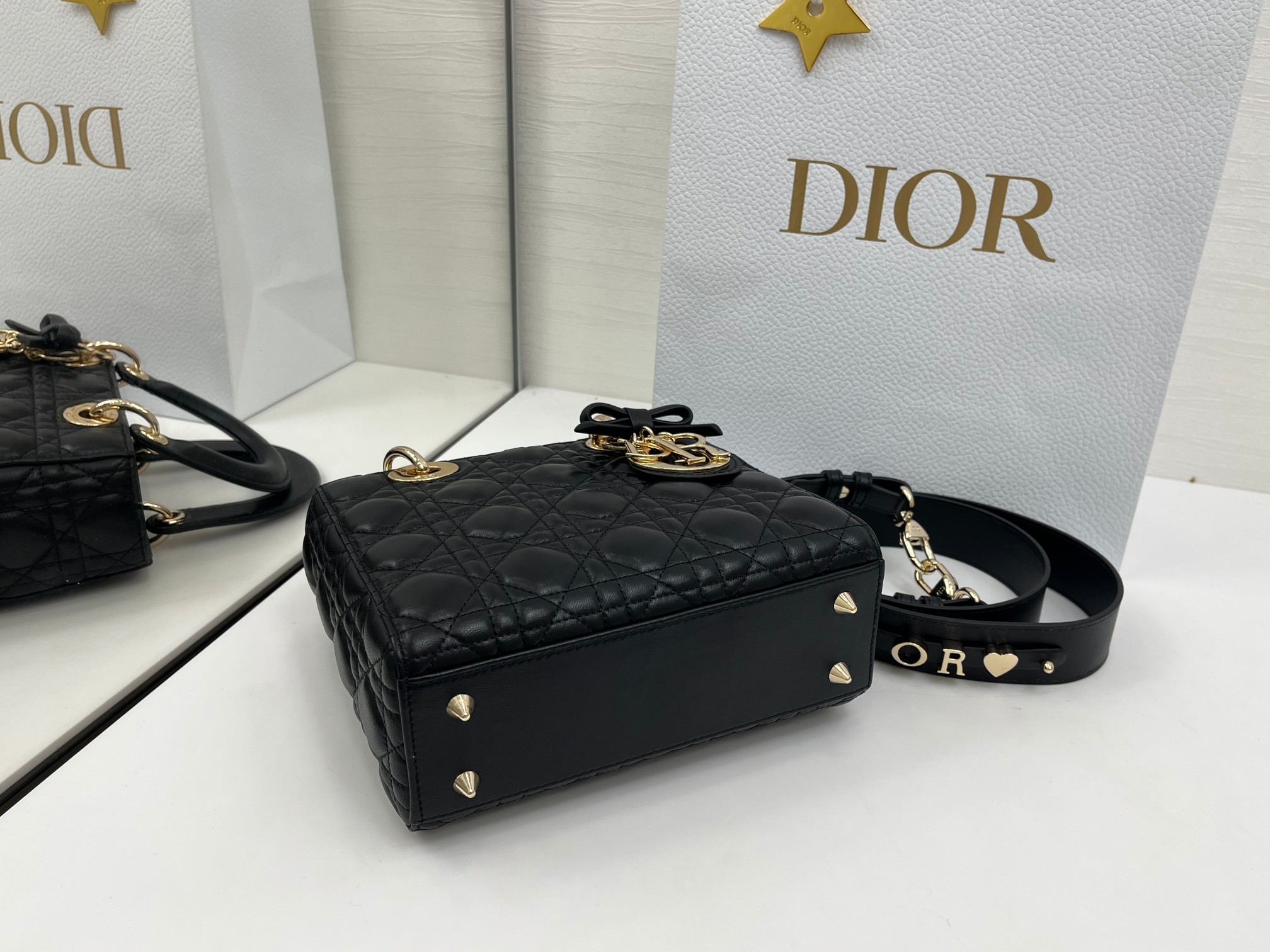 原單Dior Lady D-Joy黑色羊皮包 極簡蝴蝶結吊飾斜背設計| 9 原單Dior Lady D-Joy黑色羊皮包 極簡蝴蝶結吊飾斜背設計