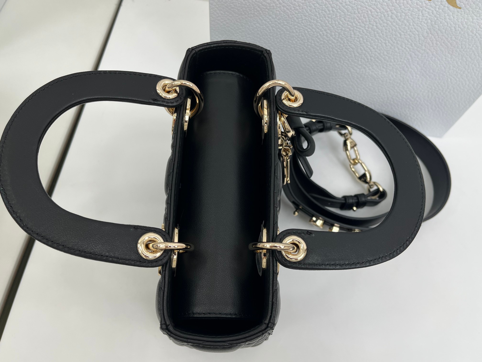 原單Dior Lady D-Joy黑色羊皮包 極簡蝴蝶結吊飾斜背設計| 8 原單Dior Lady D-Joy黑色羊皮包 極簡蝴蝶結吊飾斜背設計
