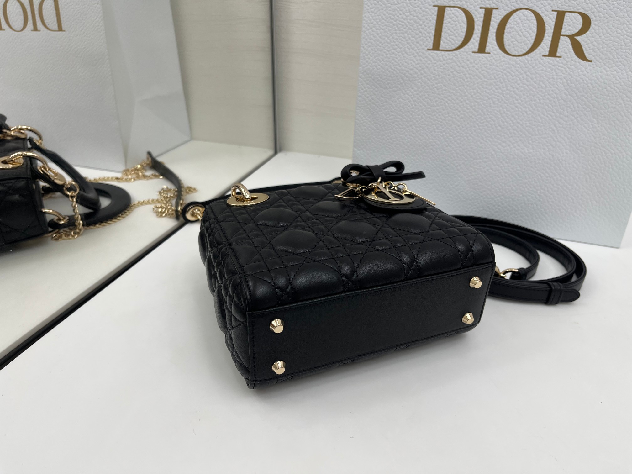 高仿Dior Lady D-Joy黑色迷你包 金屬鏈條蝴蝶結設計| 10 高仿Dior Lady D-Joy黑色迷你包 金屬鏈條蝴蝶結設計