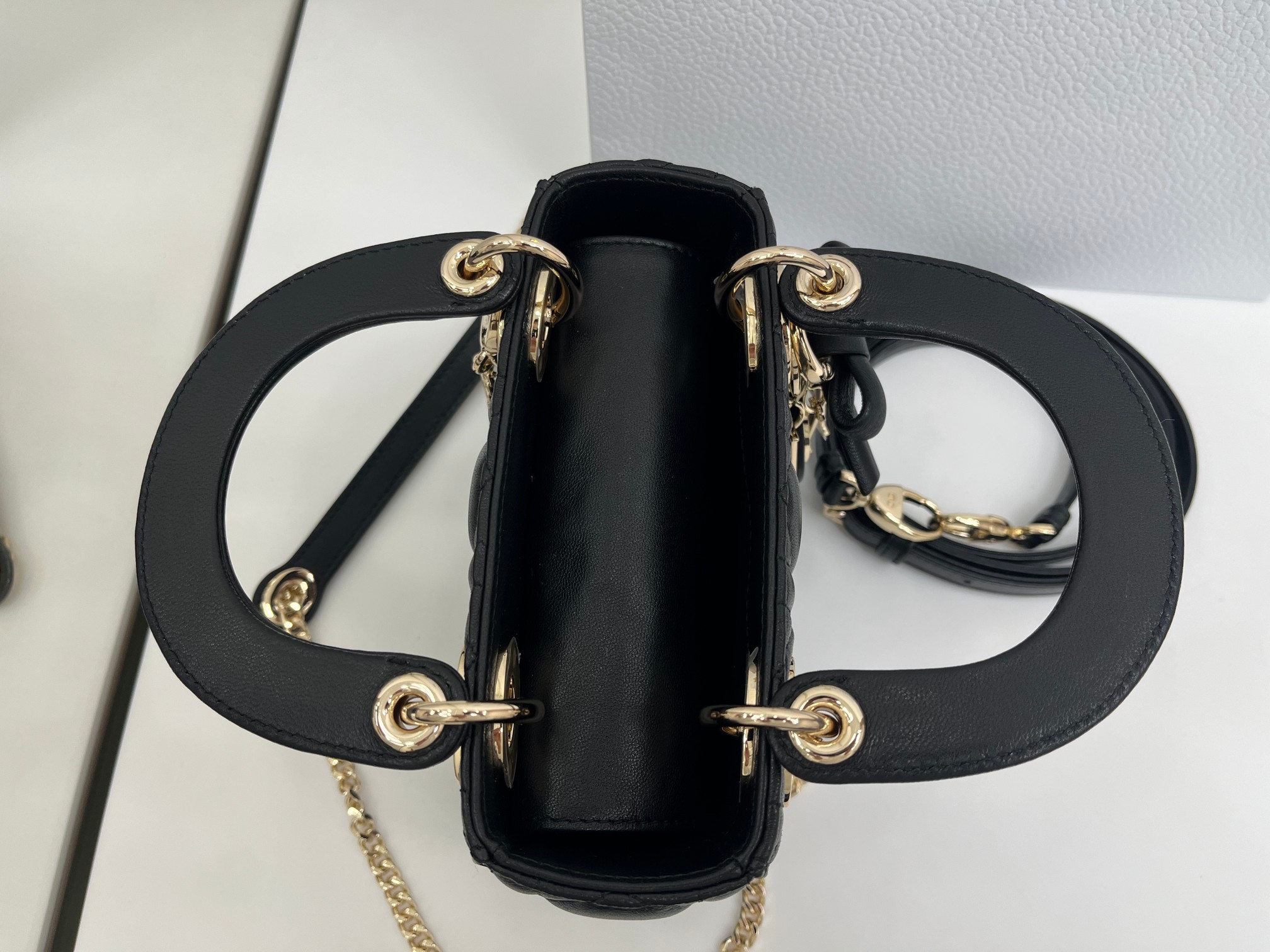 高仿Dior Lady D-Joy黑色迷你包 金屬鏈條蝴蝶結設計| 9 高仿Dior Lady D-Joy黑色迷你包 金屬鏈條蝴蝶結設計