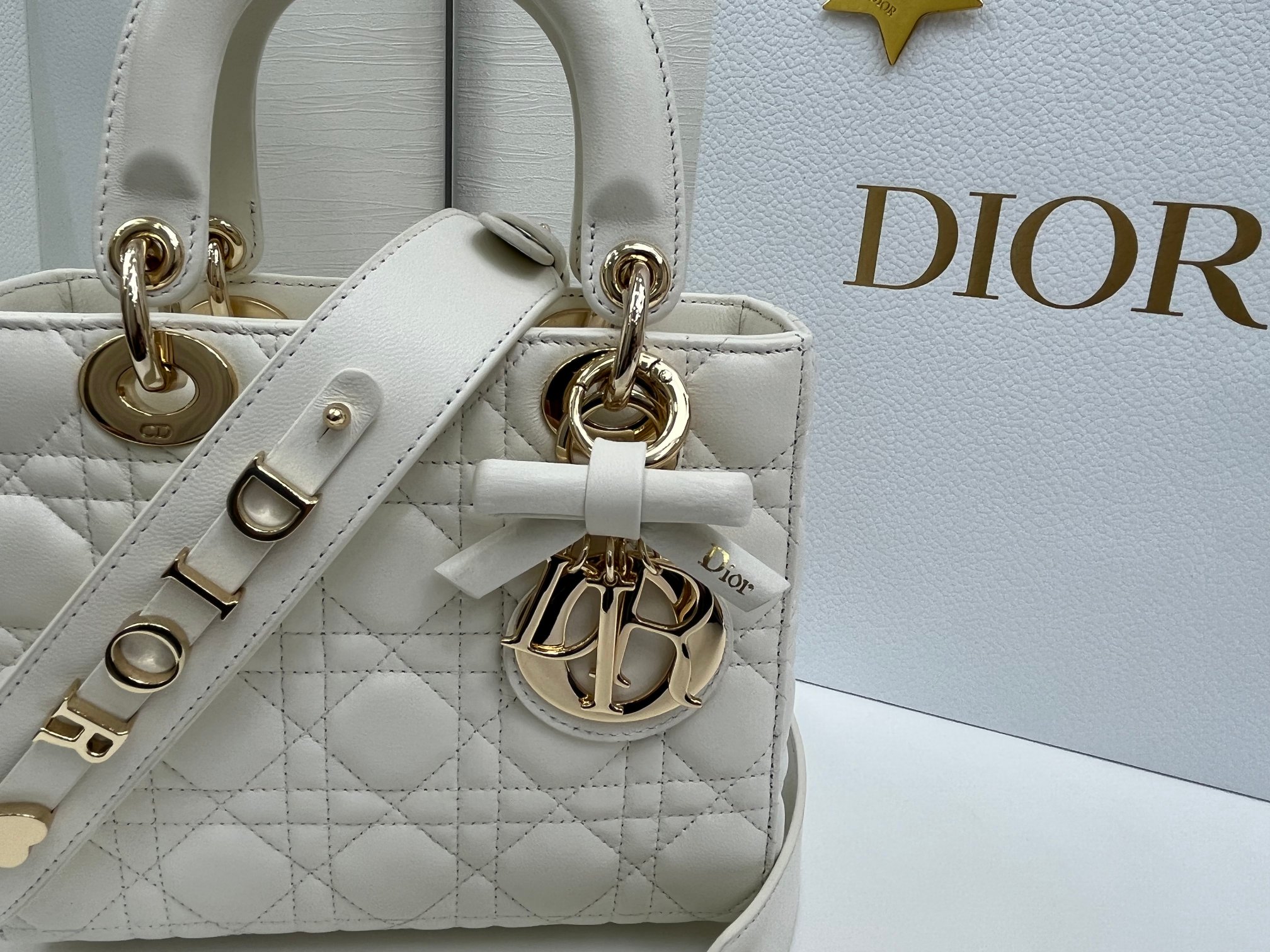 一比一Dior Lady D-Joy白色迷你包 蝴蝶結金扣氣質款式| 14 一比一Dior Lady D-Joy白色迷你包 蝴蝶結金扣氣質款式