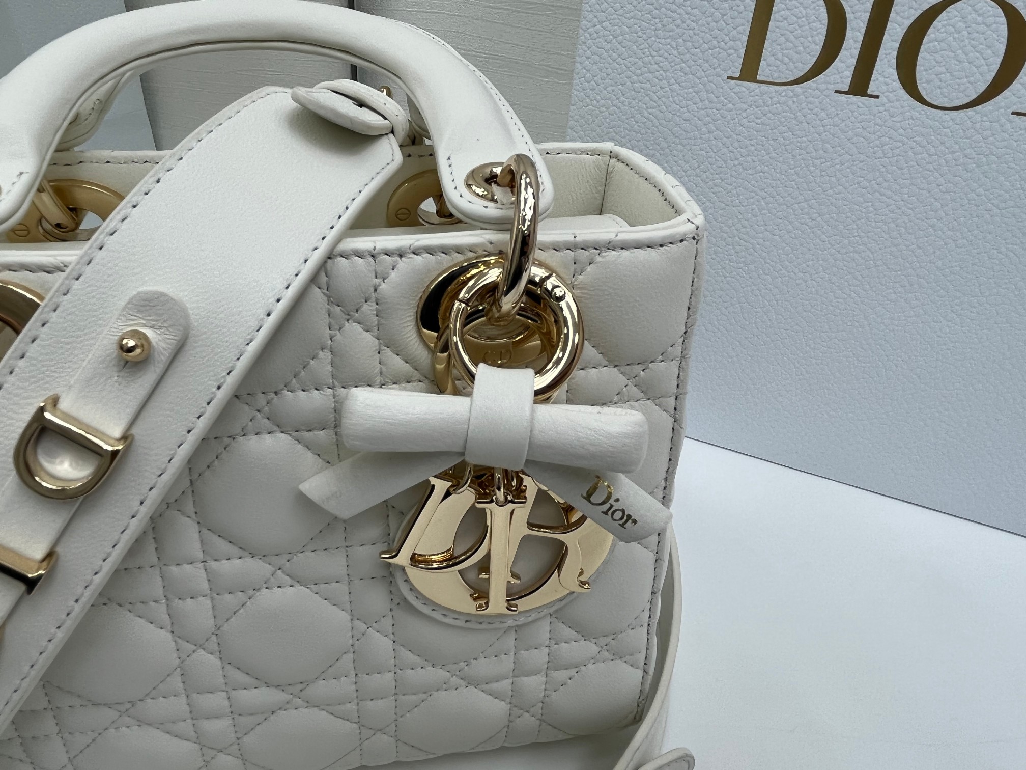 一比一Dior Lady D-Joy白色迷你包 蝴蝶結金扣氣質款式| 13 一比一Dior Lady D-Joy白色迷你包 蝴蝶結金扣氣質款式